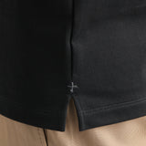 ハイブリッドコットンバスクシャツブラックの裾を写したメンズ着用画像
