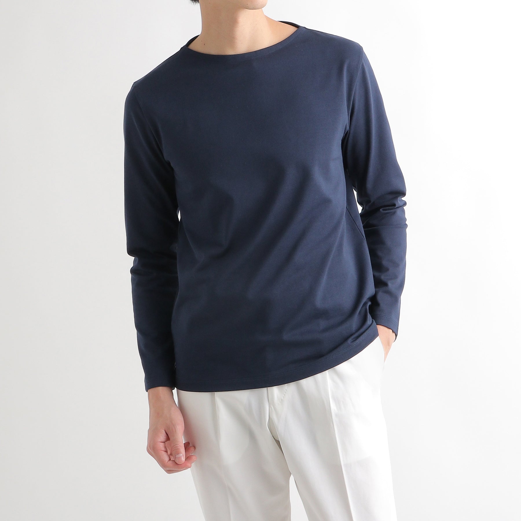 ハイブリッドコットンバスクシャツネイビーのメンズ着用画像1