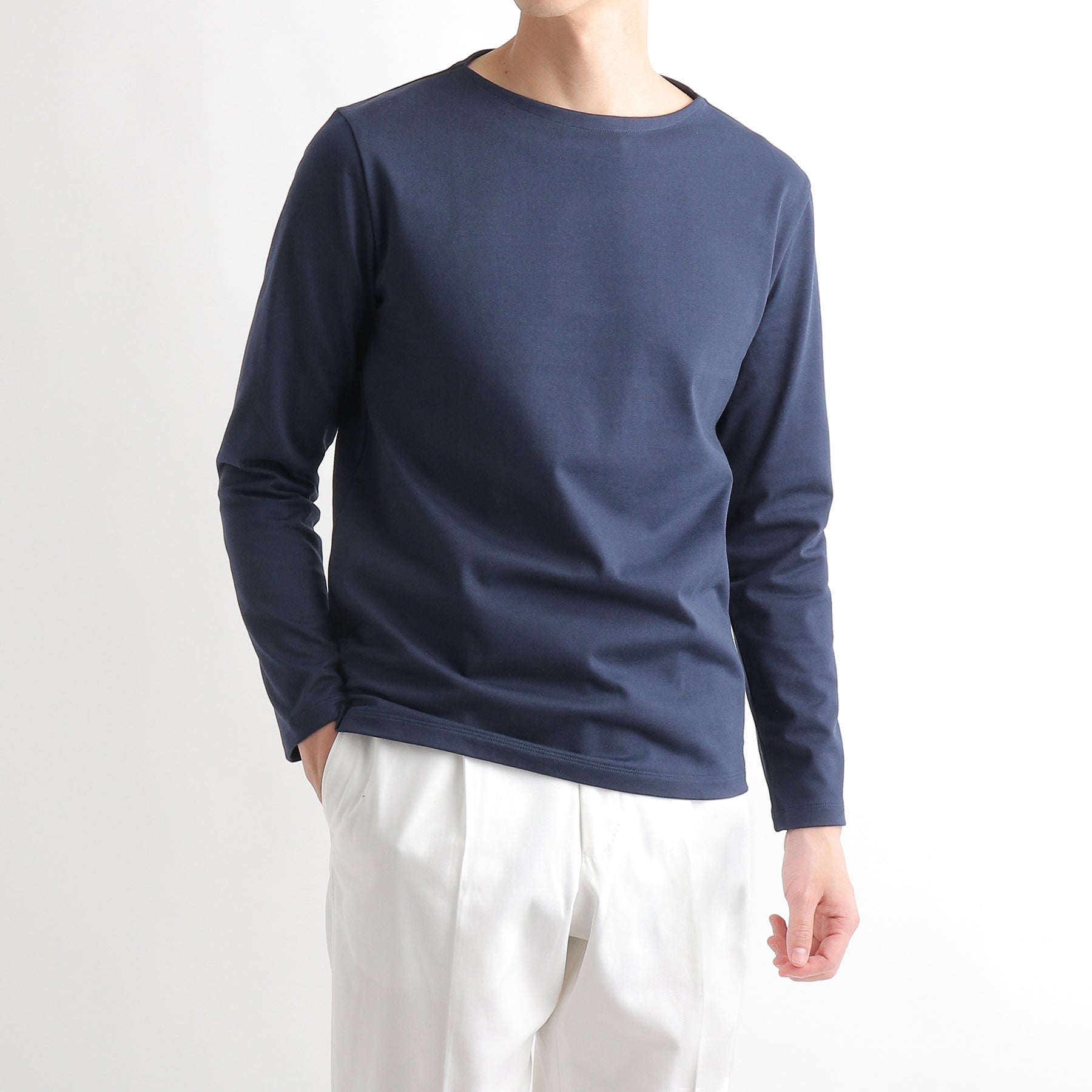 ハイブリッドコットンバスクシャツネイビーのメンズ着用画像3