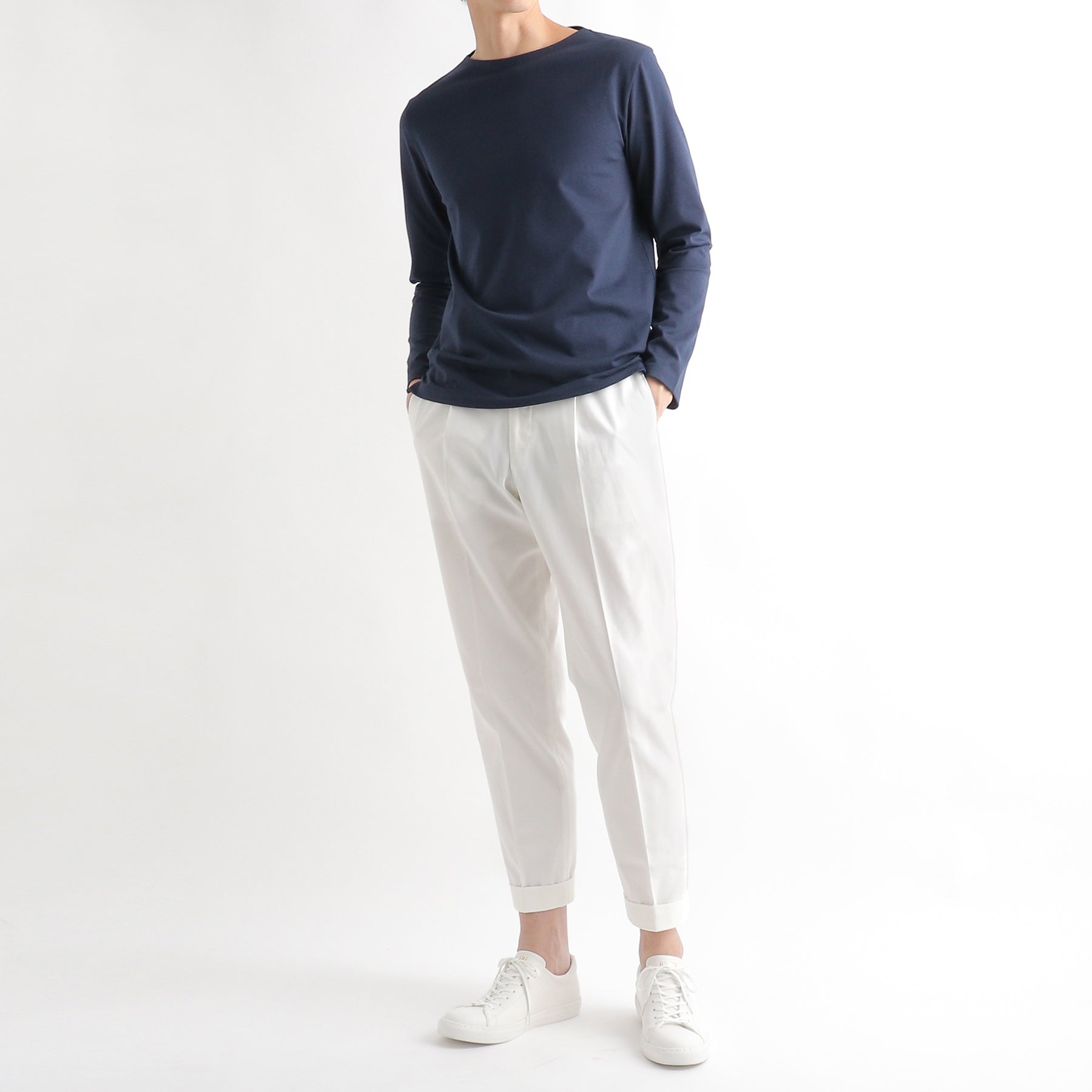 ハイブリッドコットンバスクシャツネイビーとパンツのメンズ着用画像1