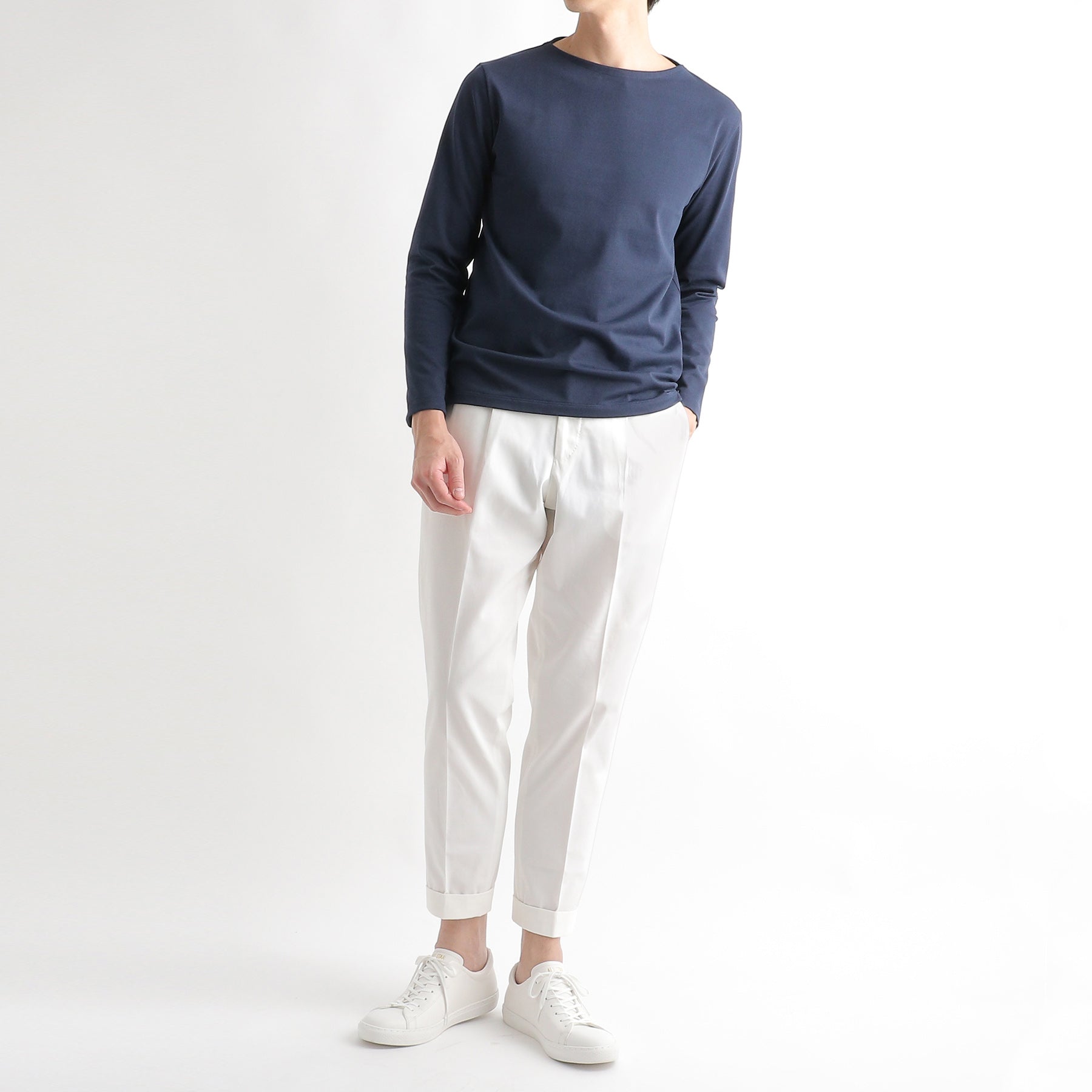 ハイブリッドコットンバスクシャツネイビーとパンツのメンズ着用画像2