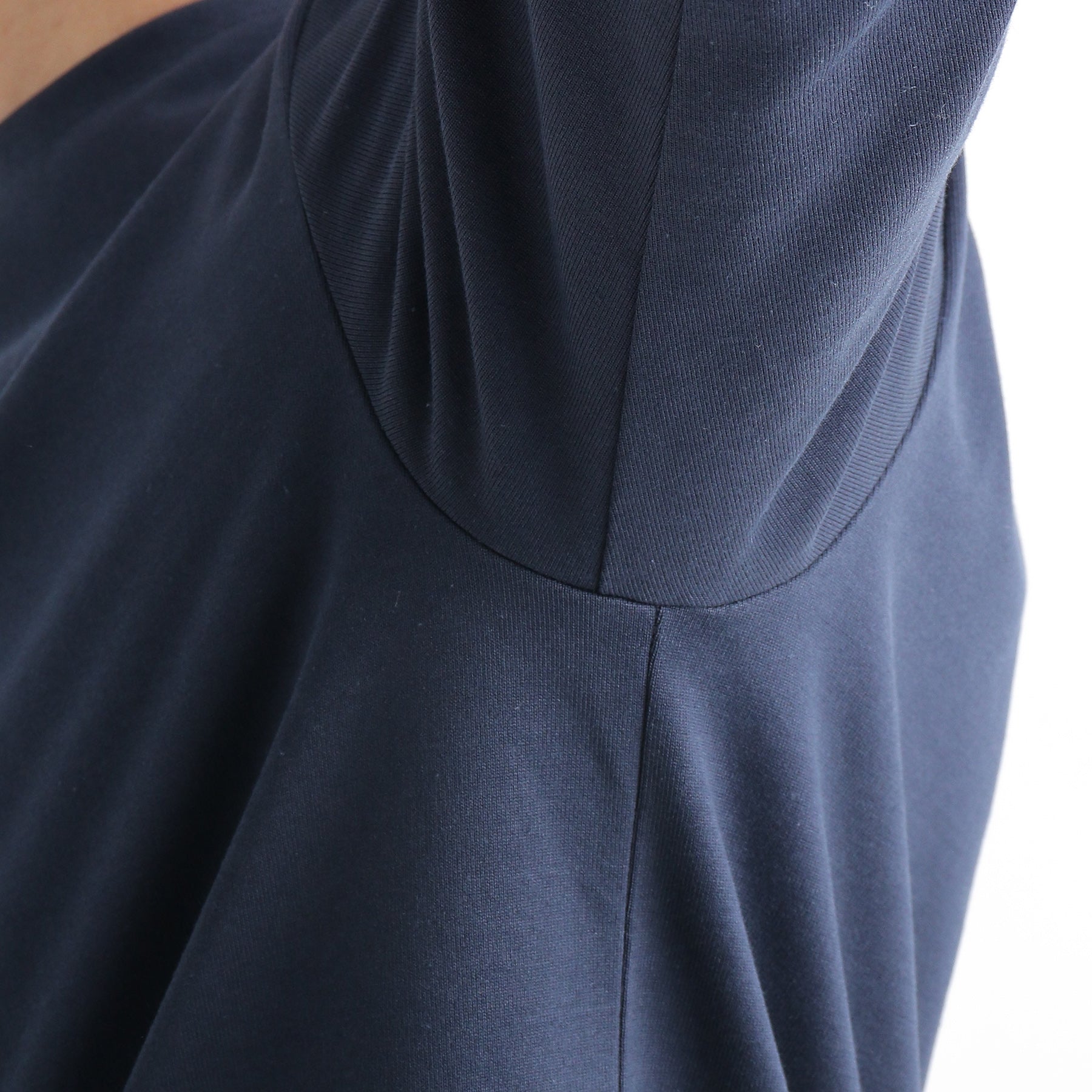 ハイブリッドコットンバスクシャツネイビーのアームホールを写したメンズ着用画像