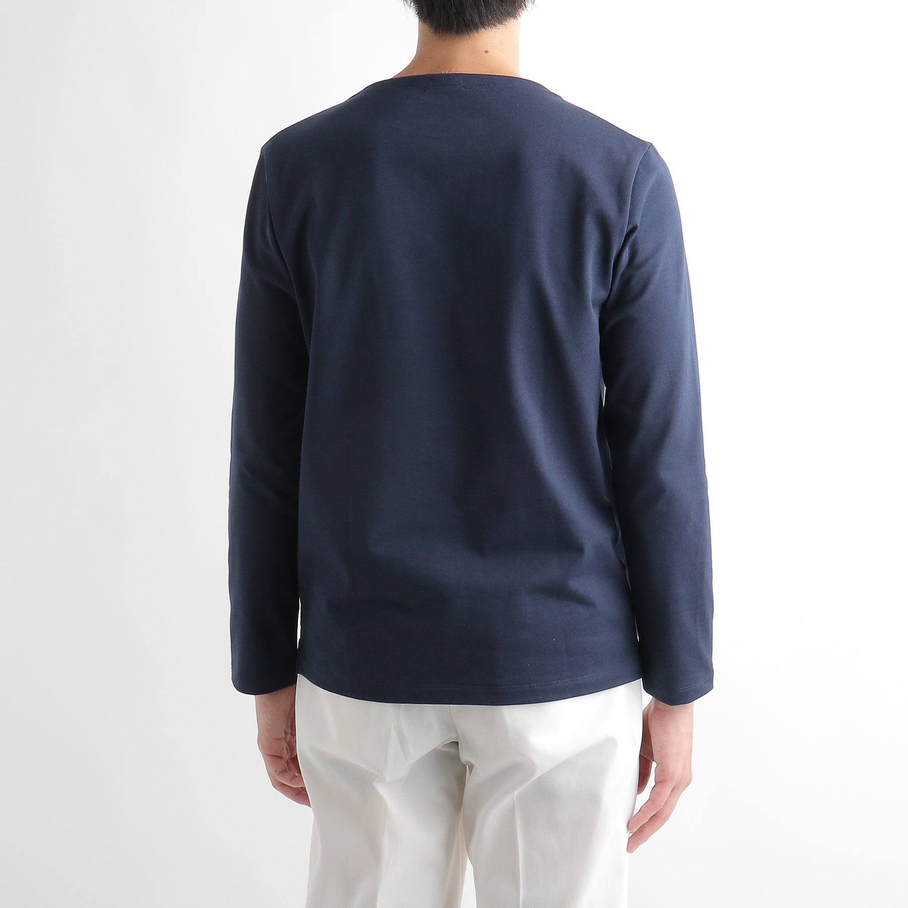 ハイブリッドコットンバスクシャツネイビーの背面を写したメンズ着用画像