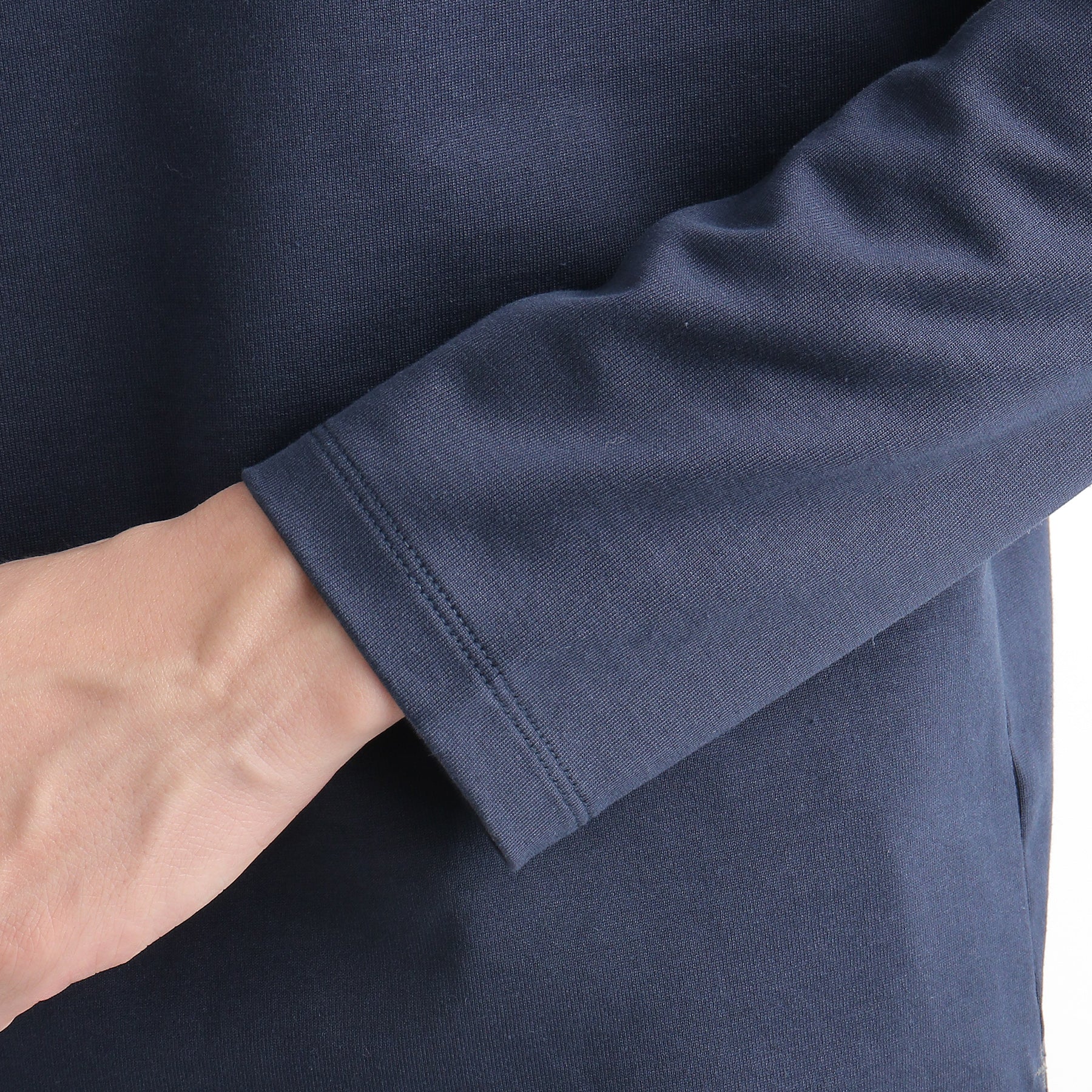 ハイブリッドコットンバスクシャツネイビーの袖を写したメンズ着用画像
