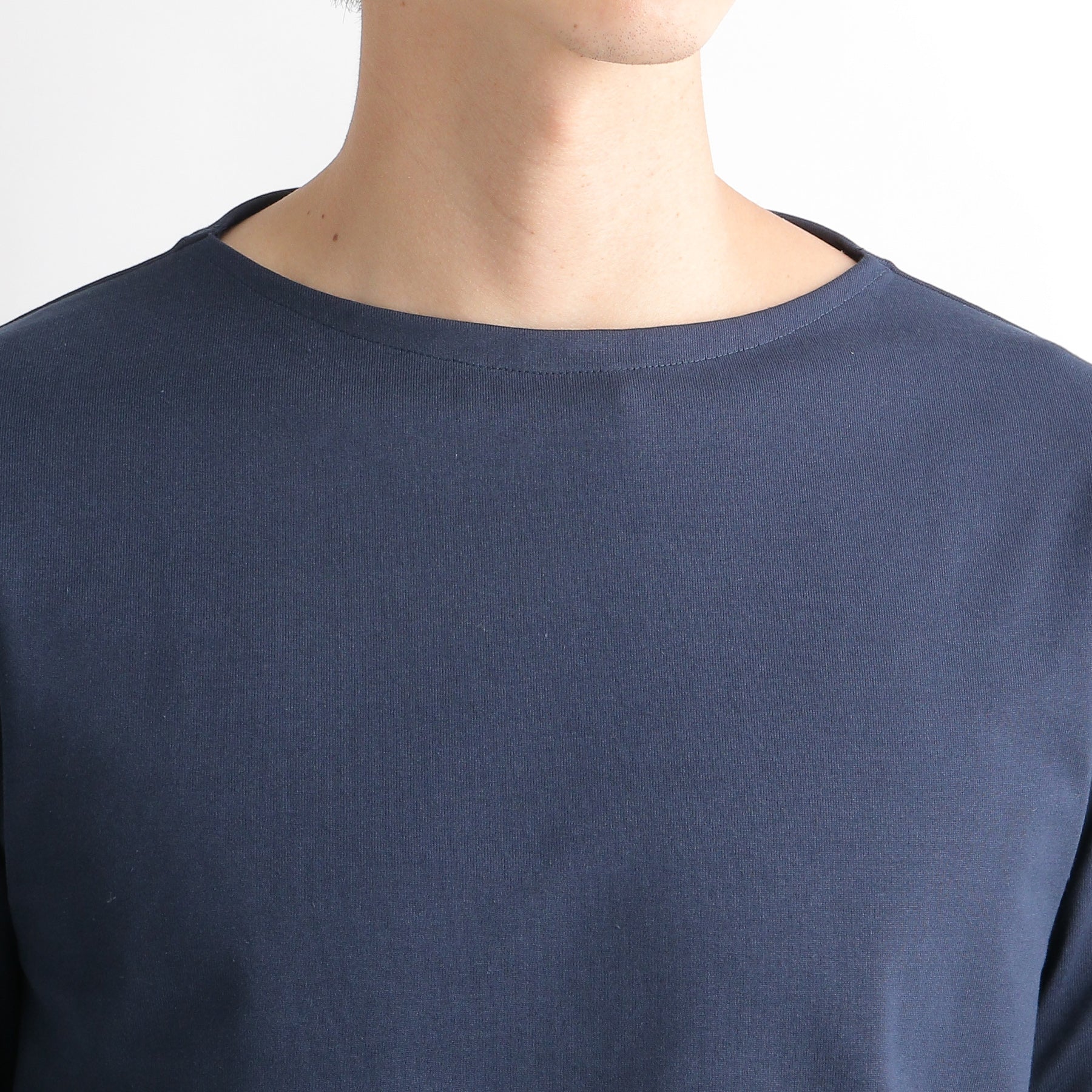 ハイブリッドコットンバスクシャツネイビーの首まわりを写したメンズ着用画像