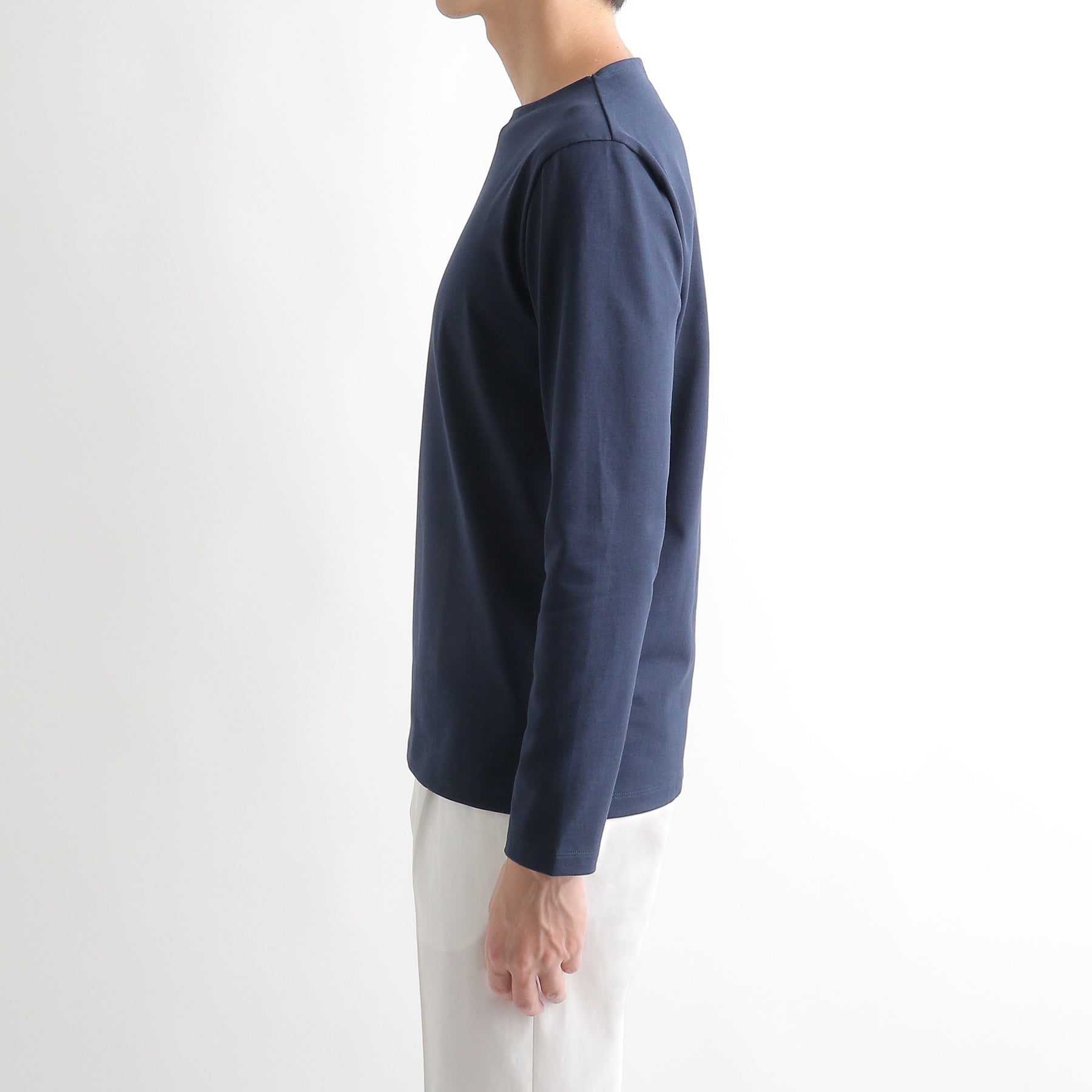 ハイブリッドコットンバスクシャツネイビーの側面を写したメンズ着用画像