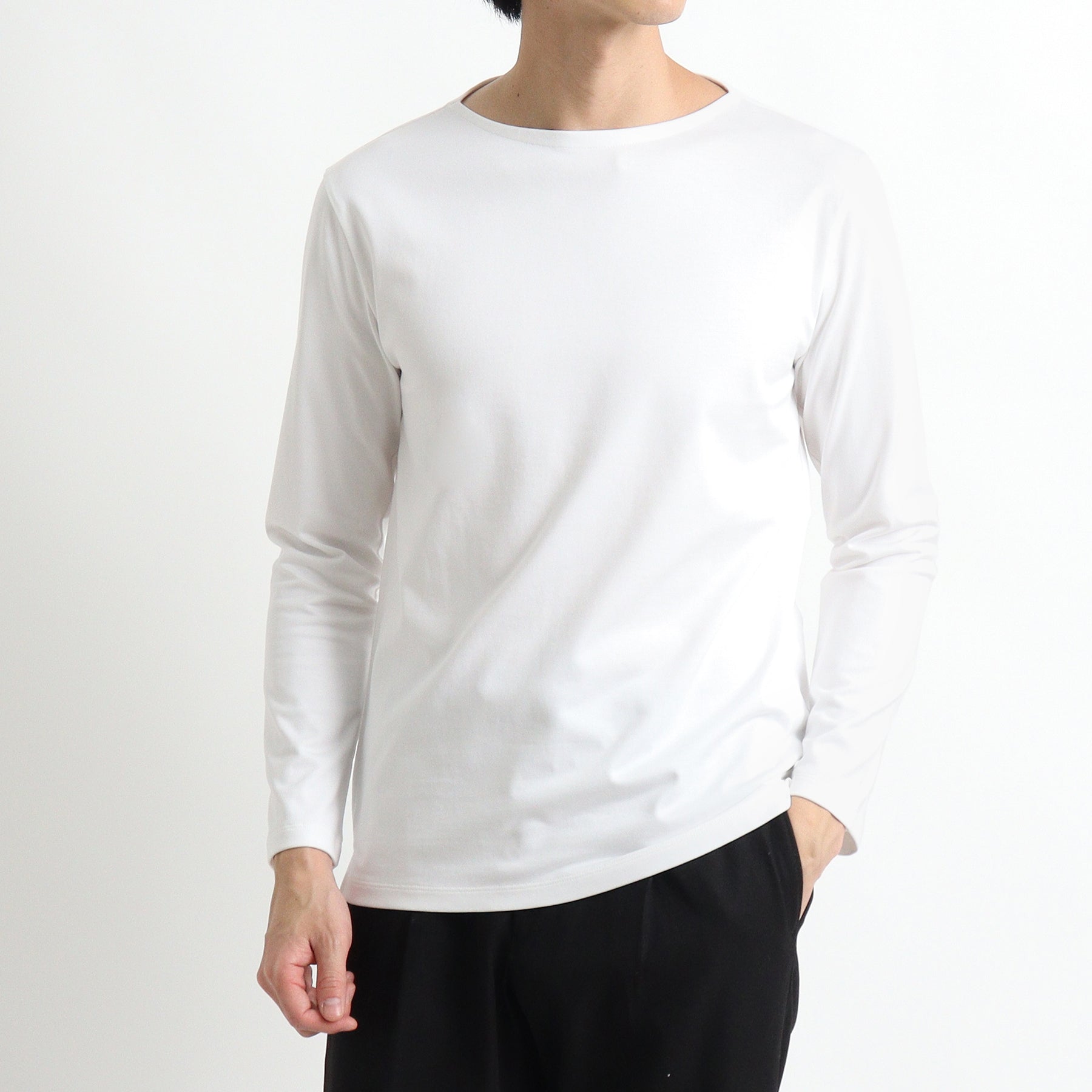 ハイブリッドコットンバスクシャツホワイトのメンズ着用画像2