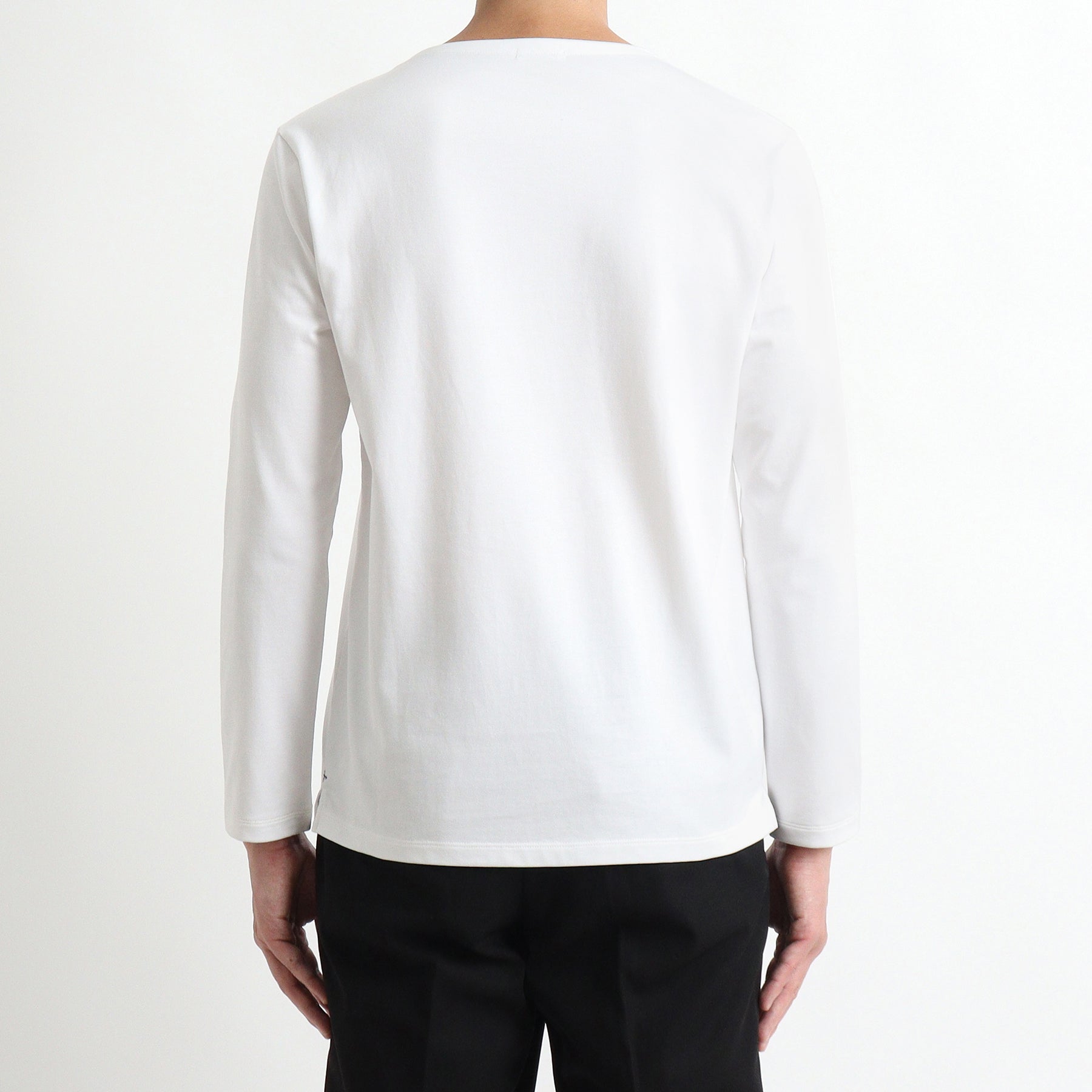 ハイブリッドコットンバスクシャツホワイトの背面を写したメンズ着用画像