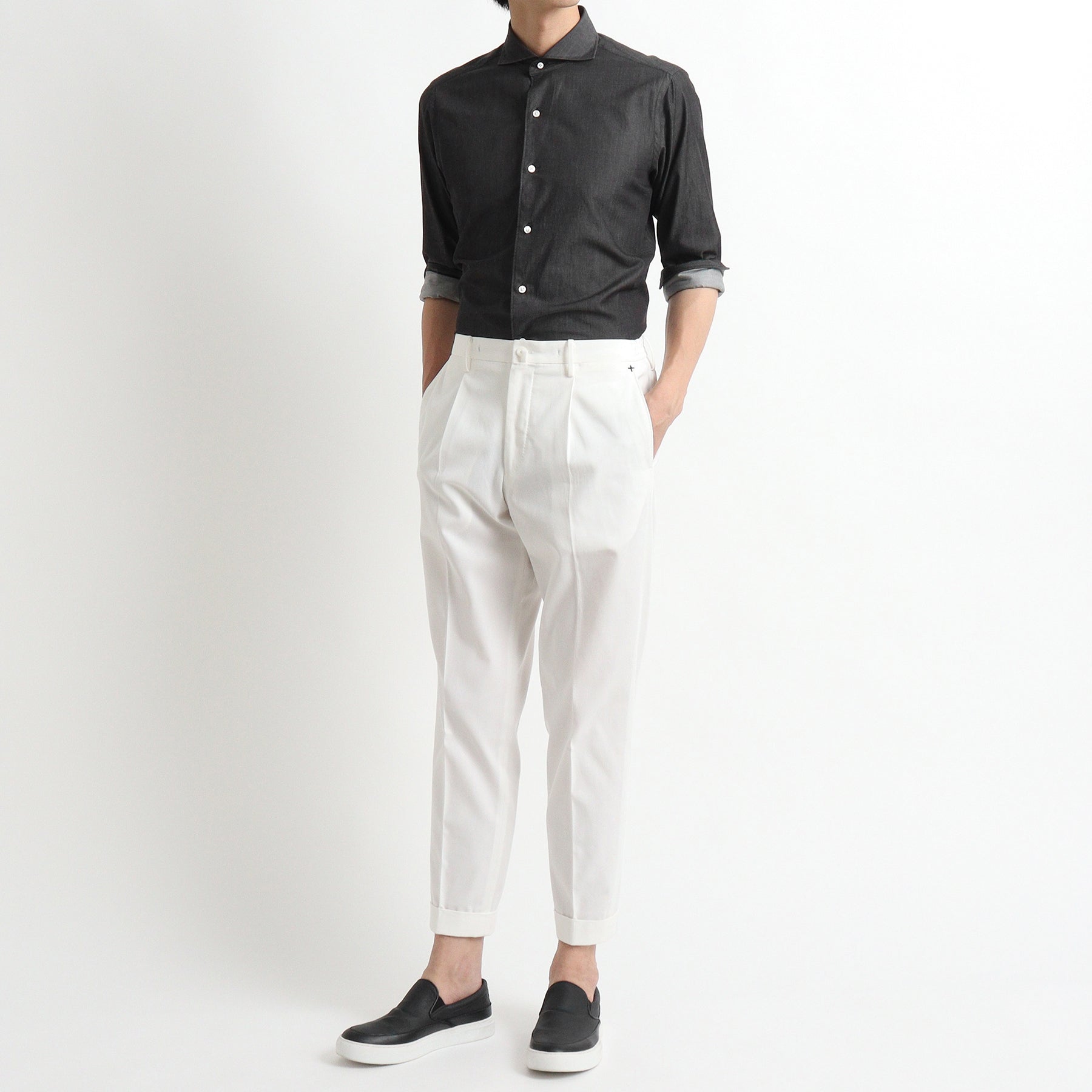 スビンプラチナムリアクティブデニムシャツブラックとパンツのメンズ着用画像2