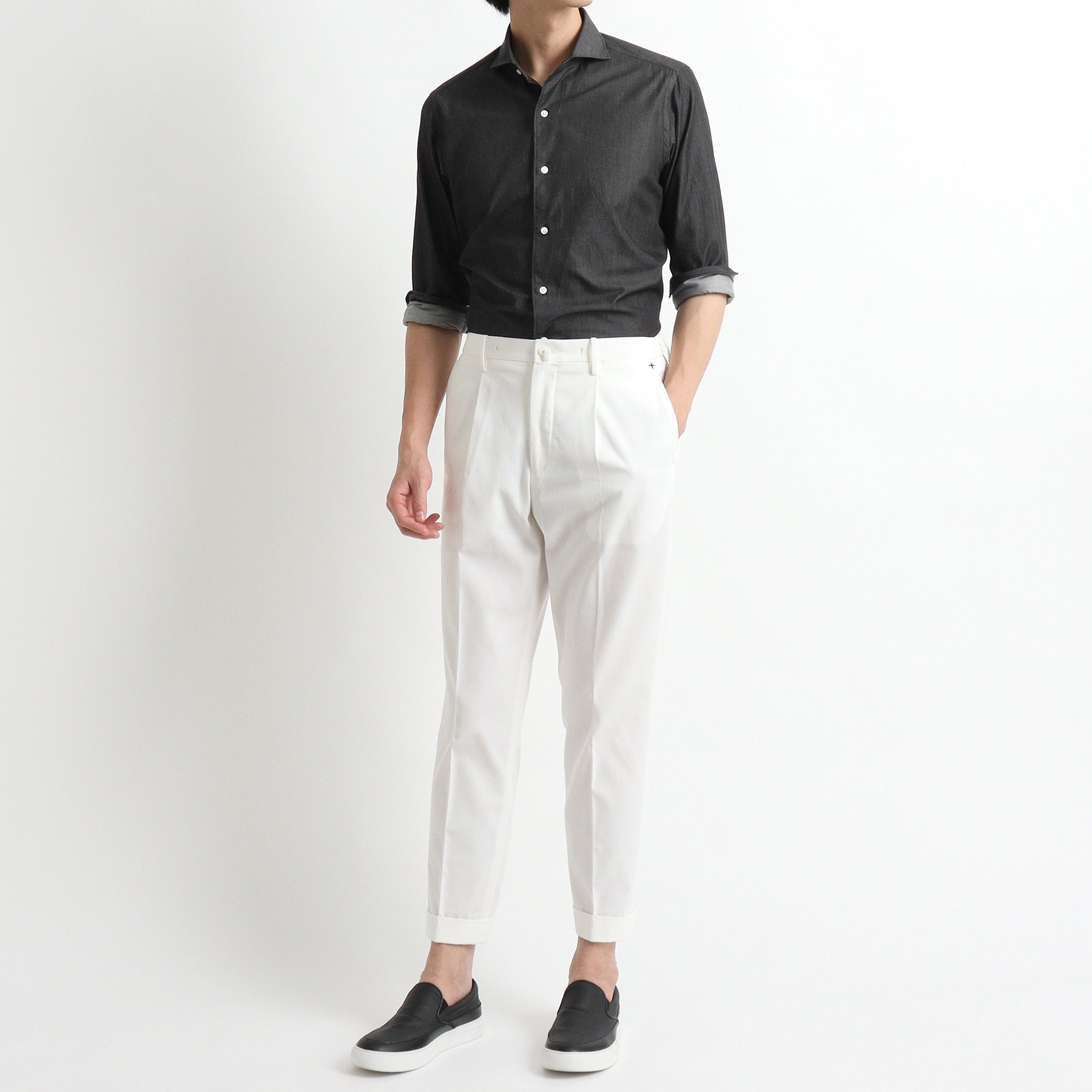 スビンプラチナムリアクティブデニムシャツブラックとパンツのメンズ着用画像3