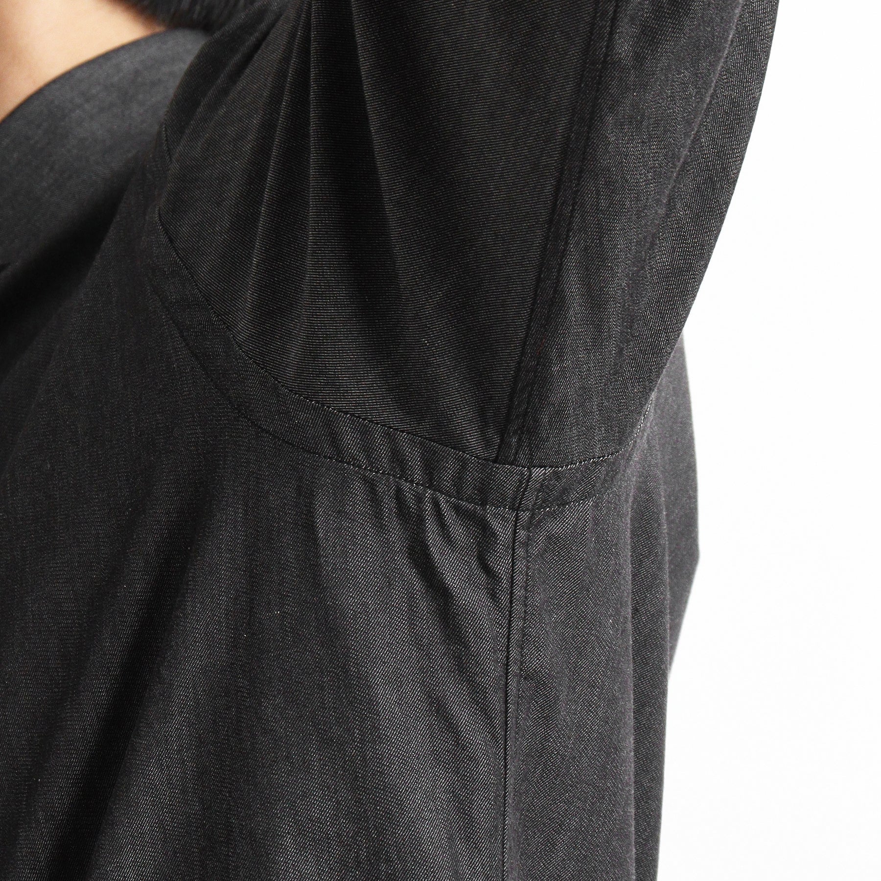 スビンプラチナムリアクティブデニムシャツブラックのアームホールを写したメンズ着用画像