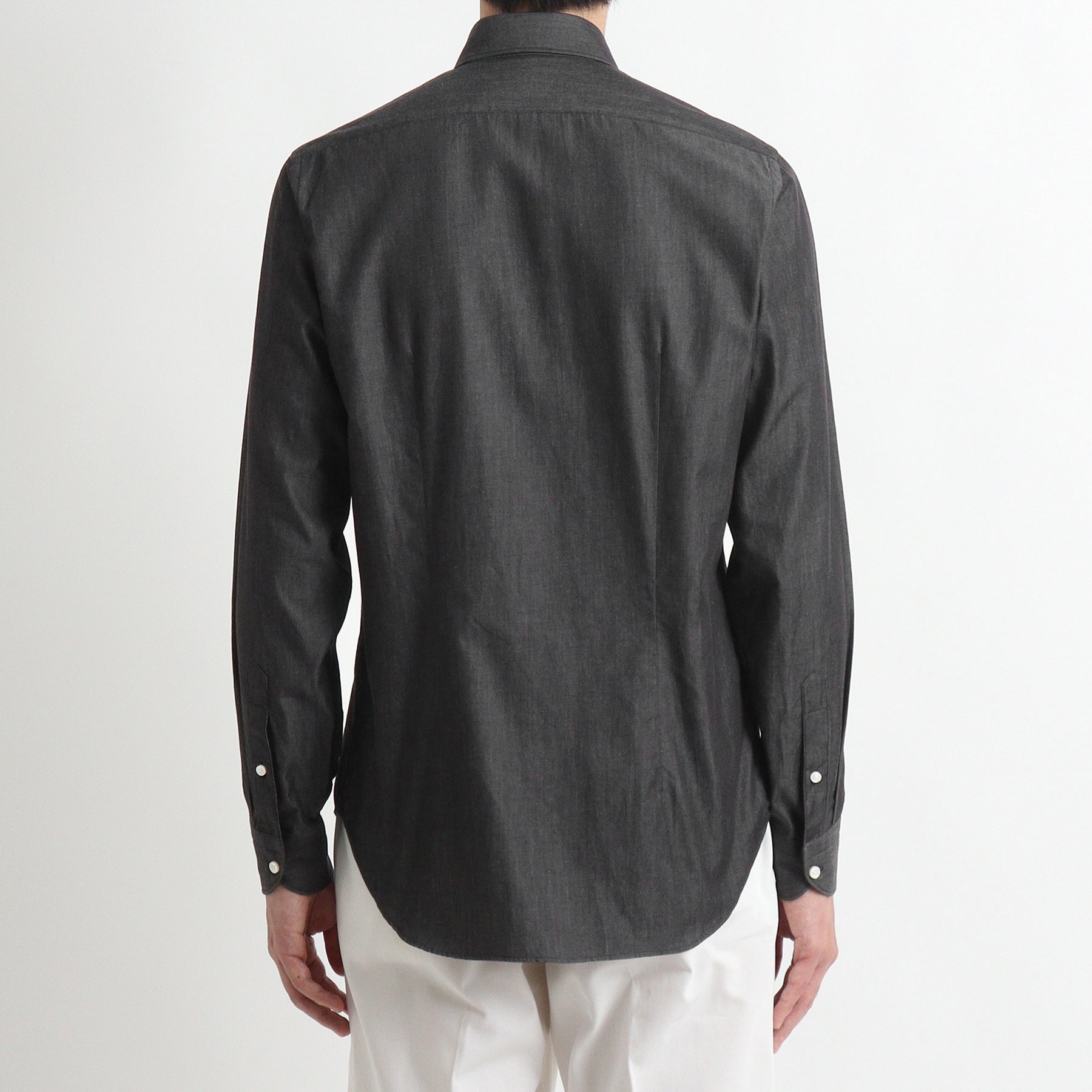 スビンプラチナムリアクティブデニムシャツブラックの背面を写したメンズ着用画像