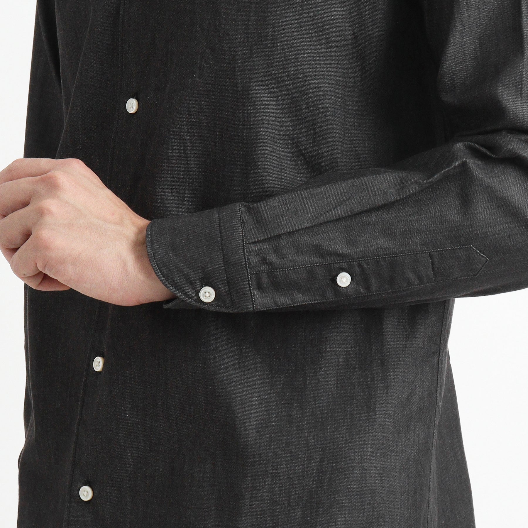 スビンプラチナムリアクティブデニムシャツブラックの袖を写したメンズ着用画像