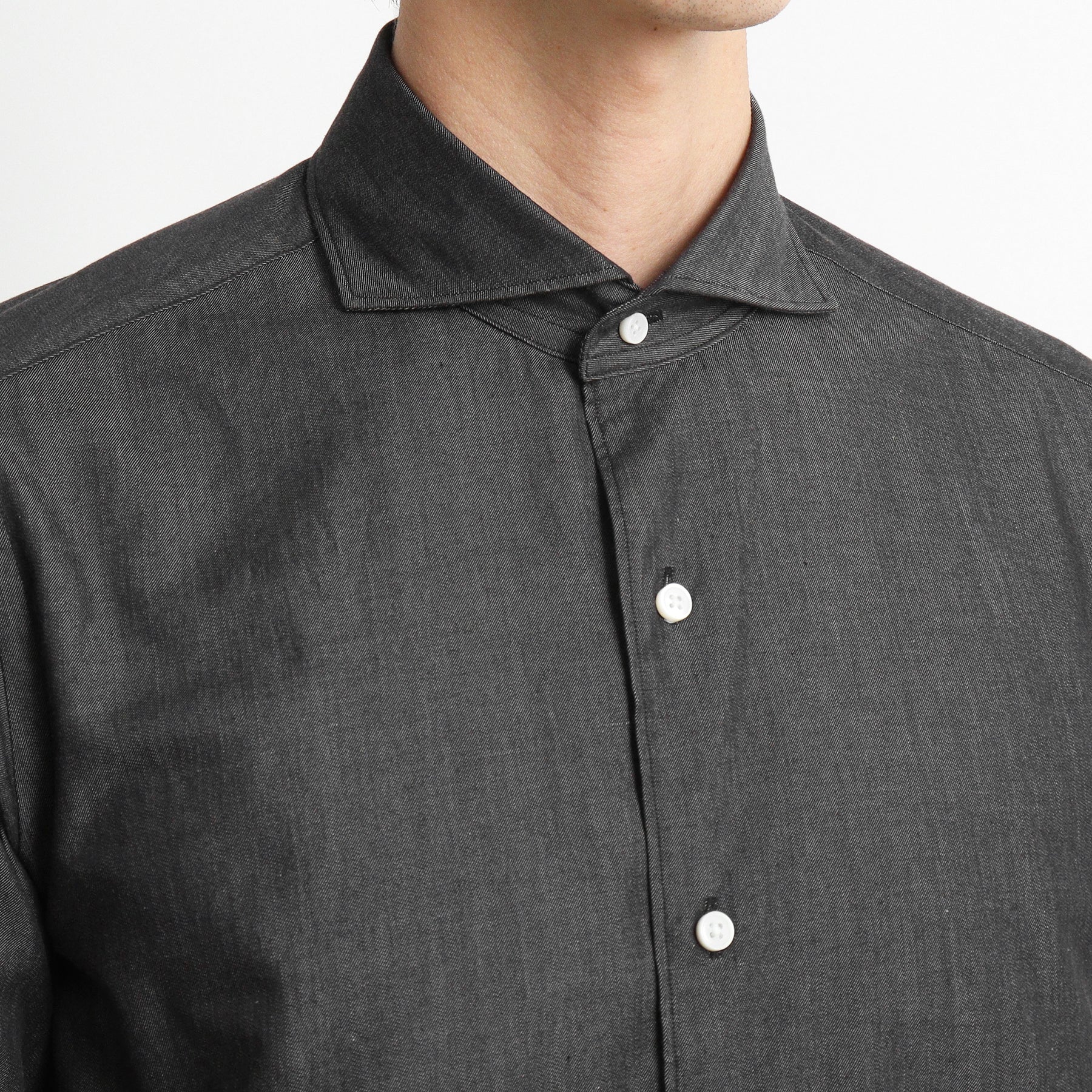 スビンプラチナムリアクティブデニムシャツブラックの首まわりを写したメンズ着用画像