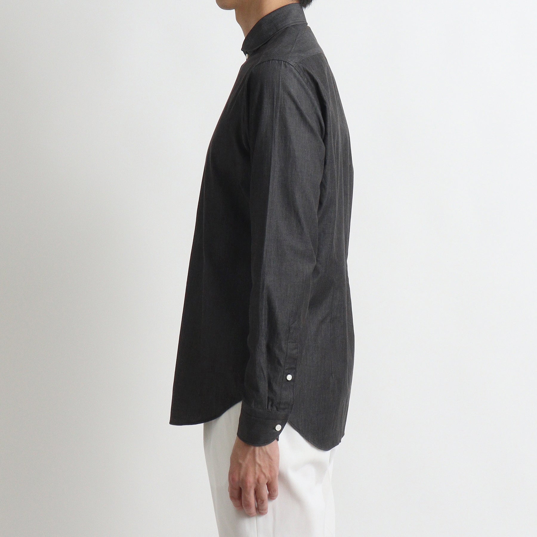 スビンプラチナムリアクティブデニムシャツブラックの側面を写したメンズ着用画像