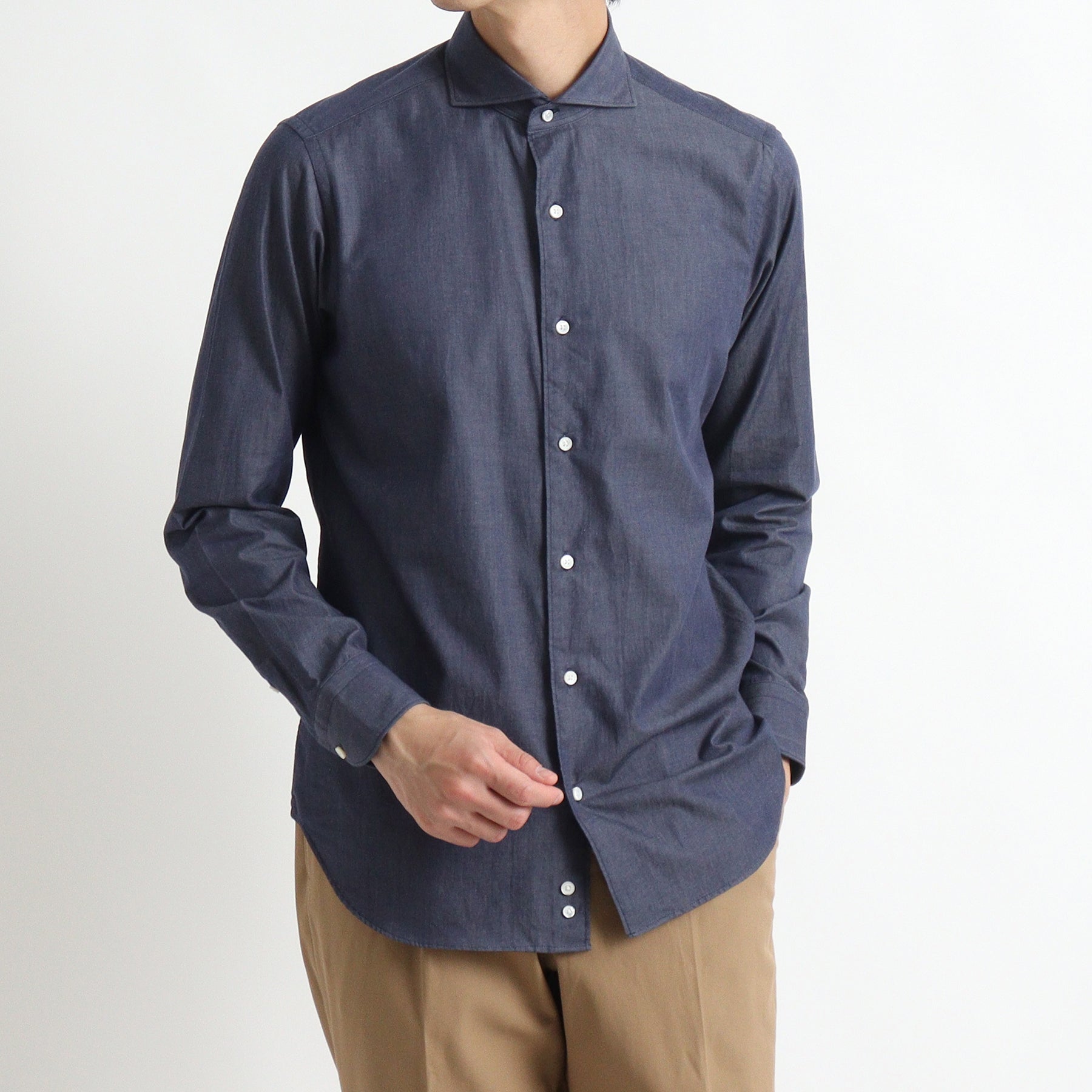 スビンプラチナムリアクティブデニムシャツネイビーのメンズ着用画像3
