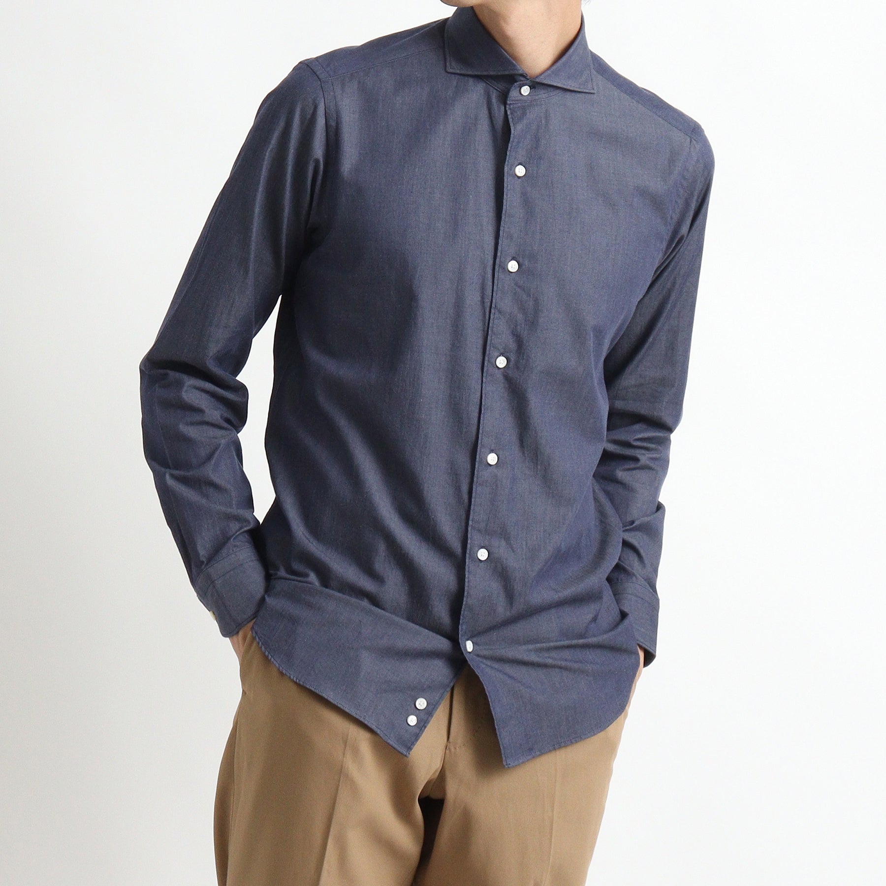 スビンプラチナムリアクティブデニムシャツネイビーのメンズ着用画像4