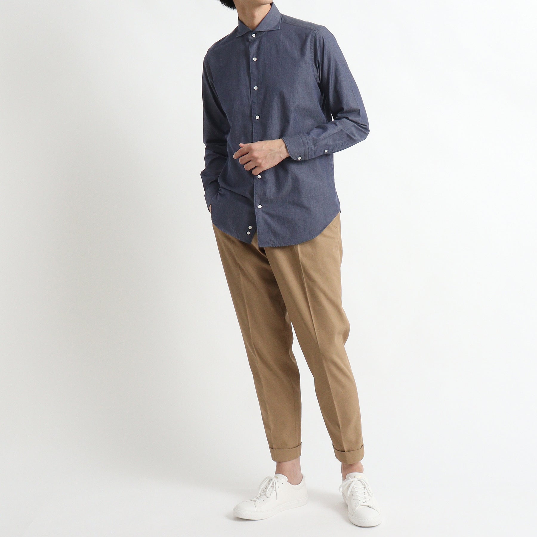 スビンプラチナムリアクティブデニムシャツネイビーとパンツのメンズ着用画像4