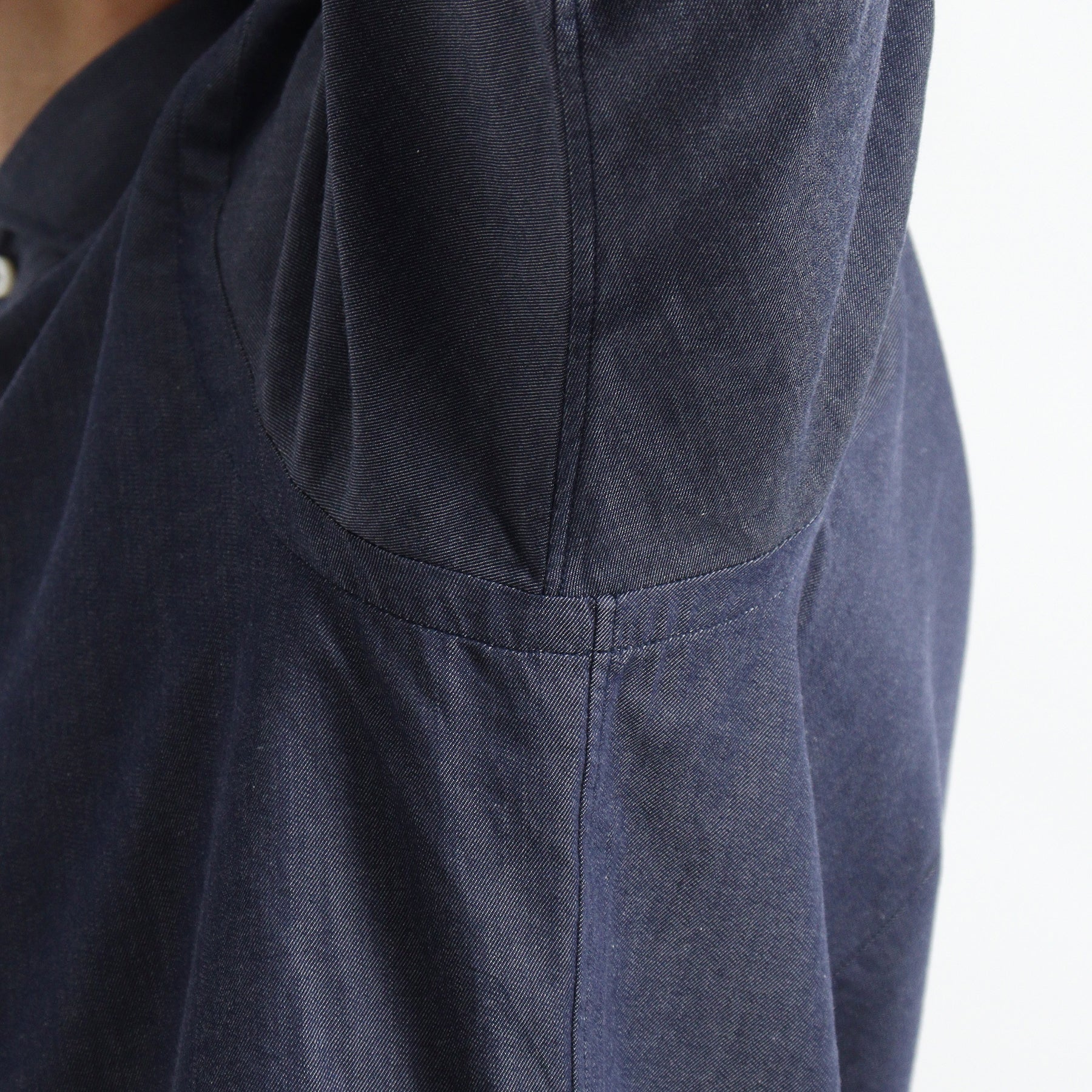 スビンプラチナムリアクティブデニムシャツネイビーのアームホールを写したメンズ着用画像