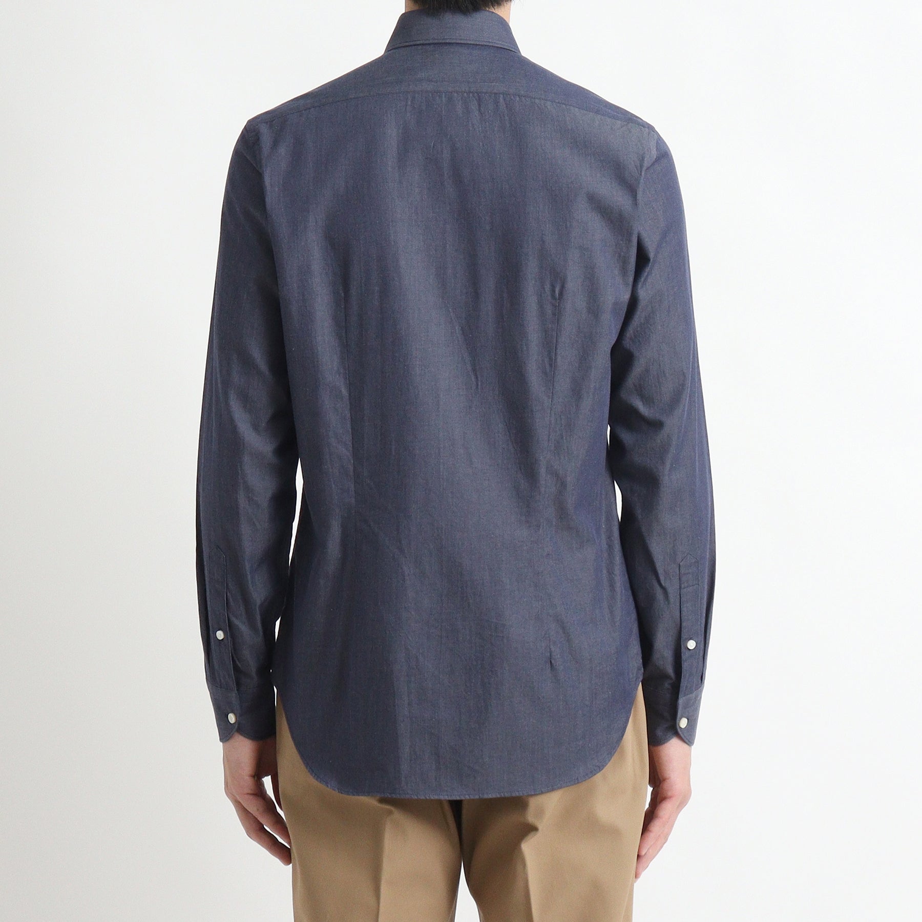 スビンプラチナムリアクティブデニムシャツネイビーの背面を写したメンズ着用画像