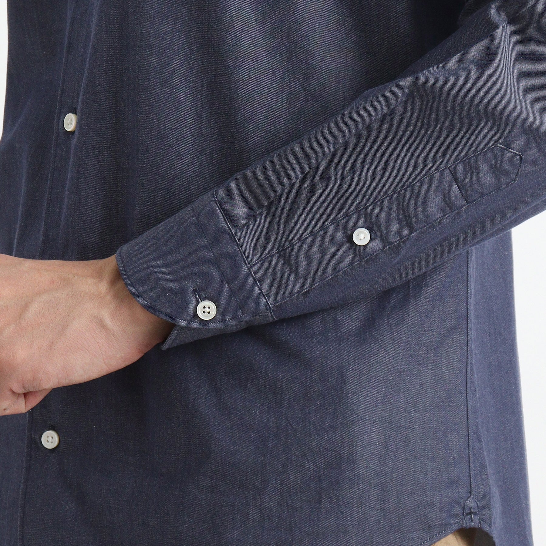 スビンプラチナムリアクティブデニムシャツネイビーの袖を写したメンズ着用画像
