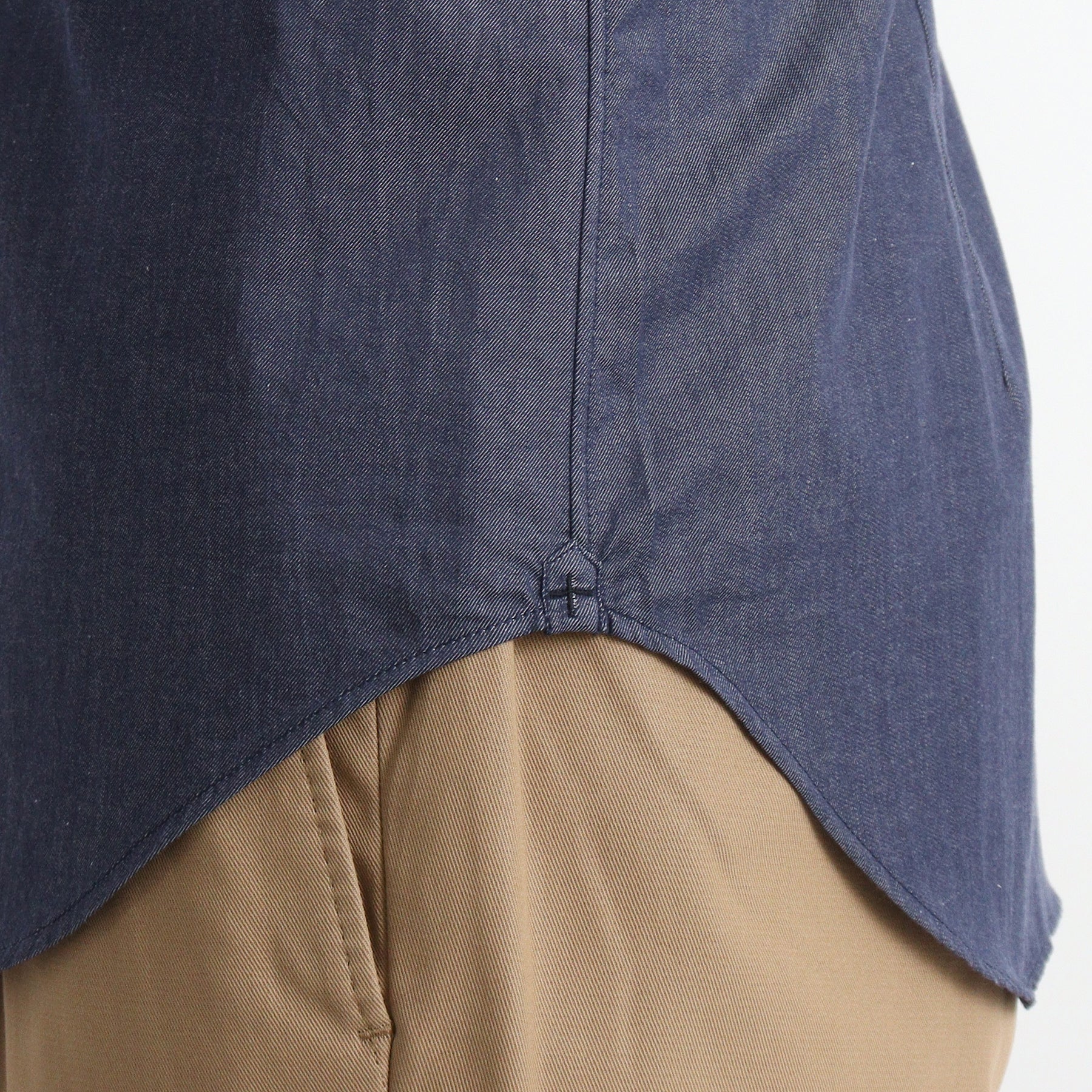 スビンプラチナムリアクティブデニムシャツネイビーの裾を写したメンズ着用画像