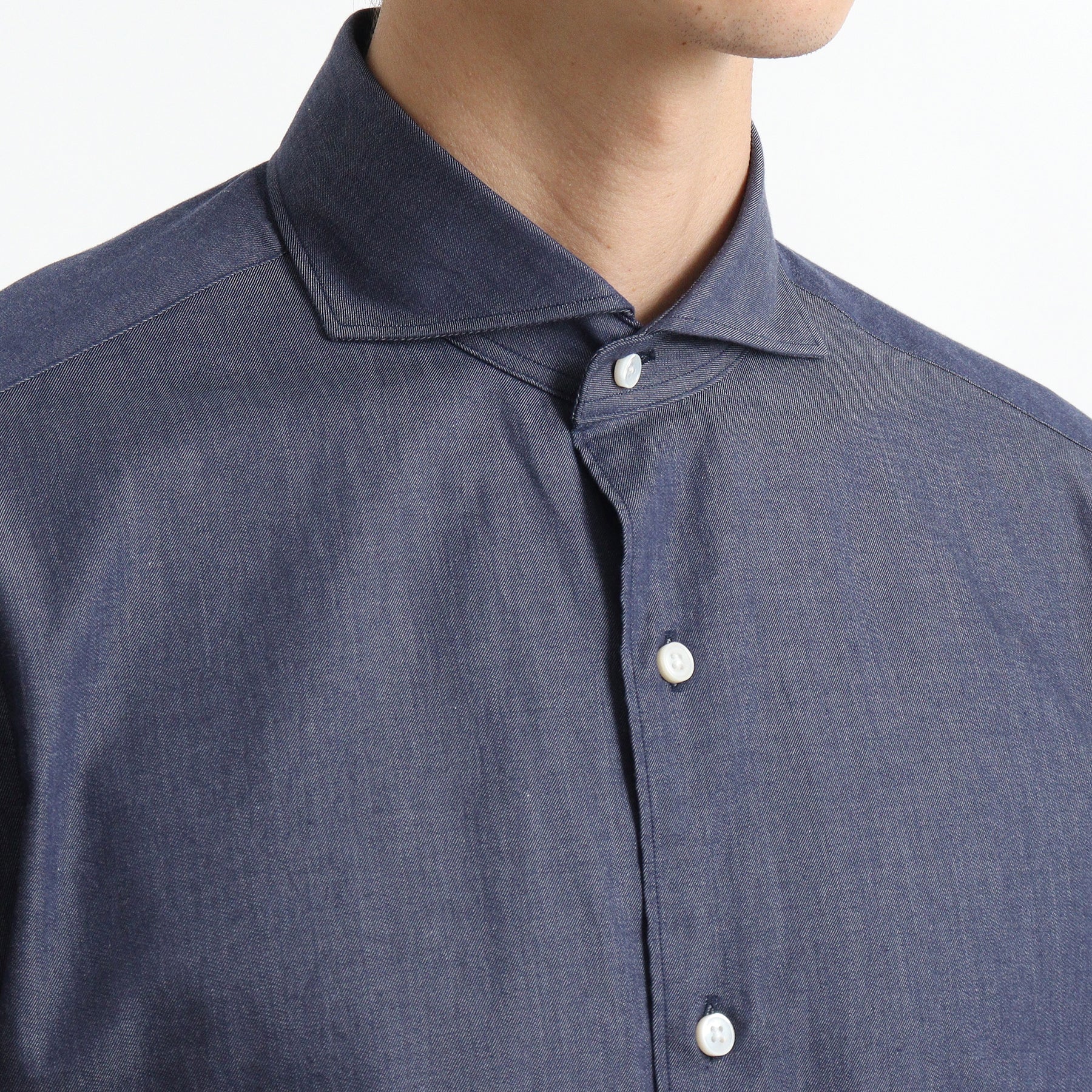 スビンプラチナムリアクティブデニムシャツネイビーの首まわりを写したメンズ着用画像