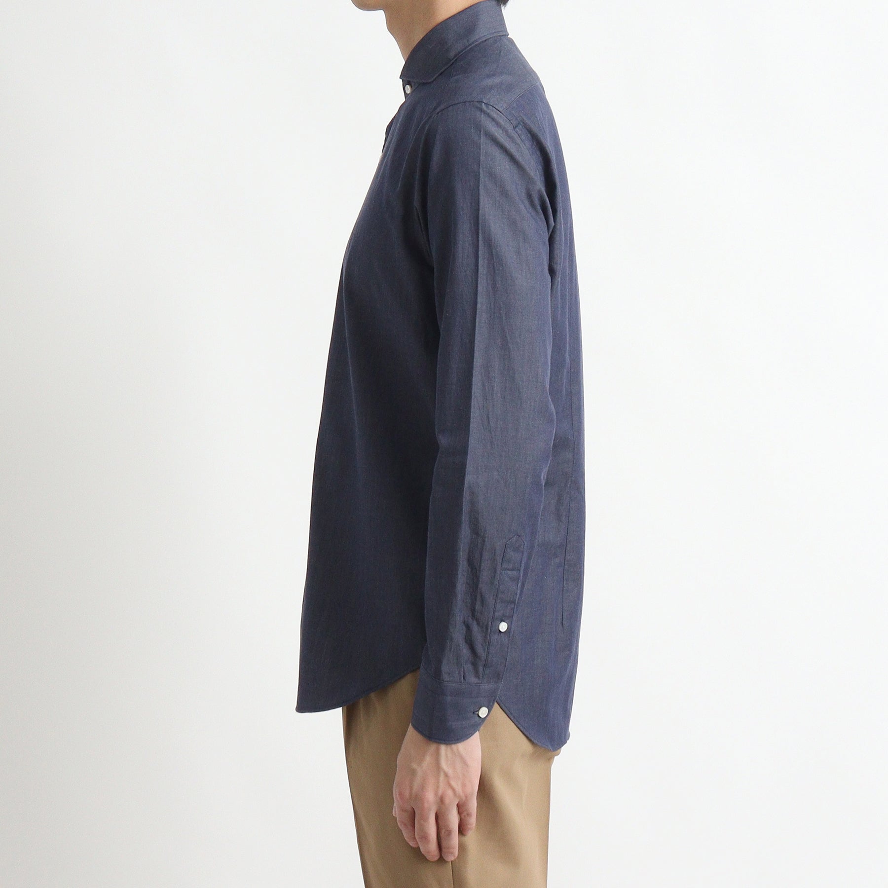 スビンプラチナムリアクティブデニムシャツネイビーの側面を写したメンズ着用画像