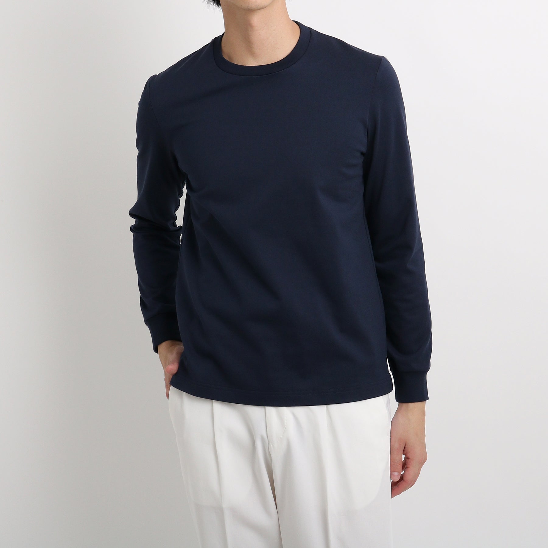 ハイブリッドコットンテーラードロングスリーブTシャツネイビーのメンズ着用画像2