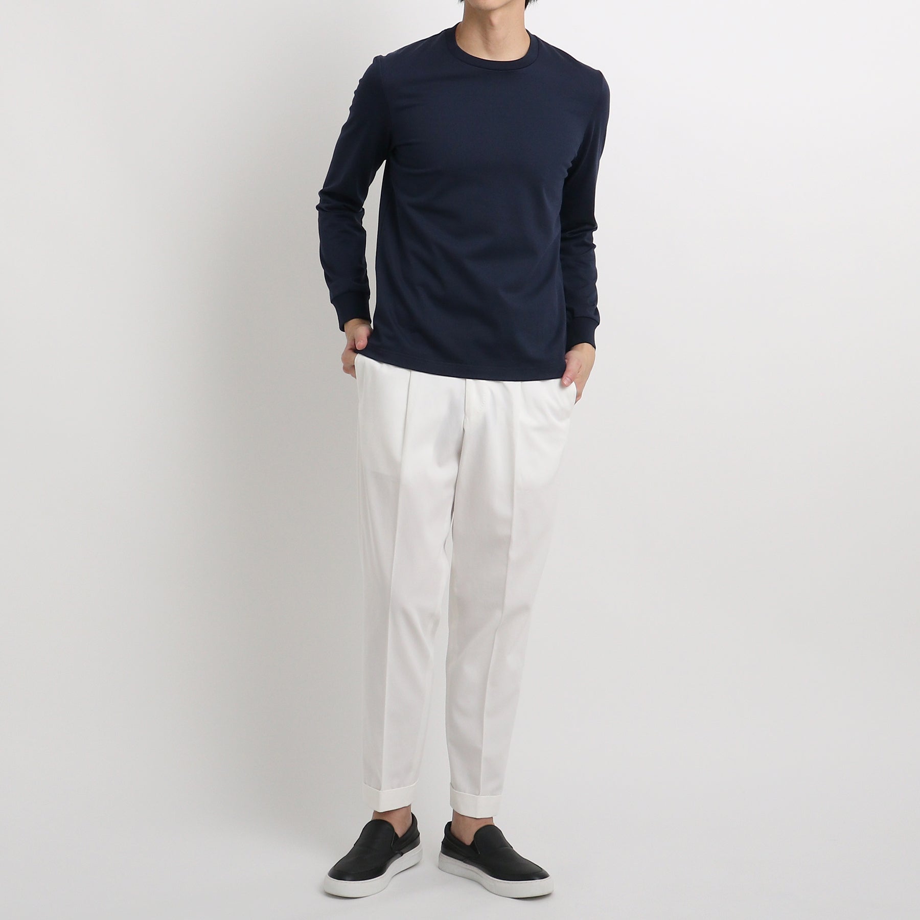 ハイブリッドコットンテーラードロングスリーブTシャツネイビーとパンツのメンズ着用画像1