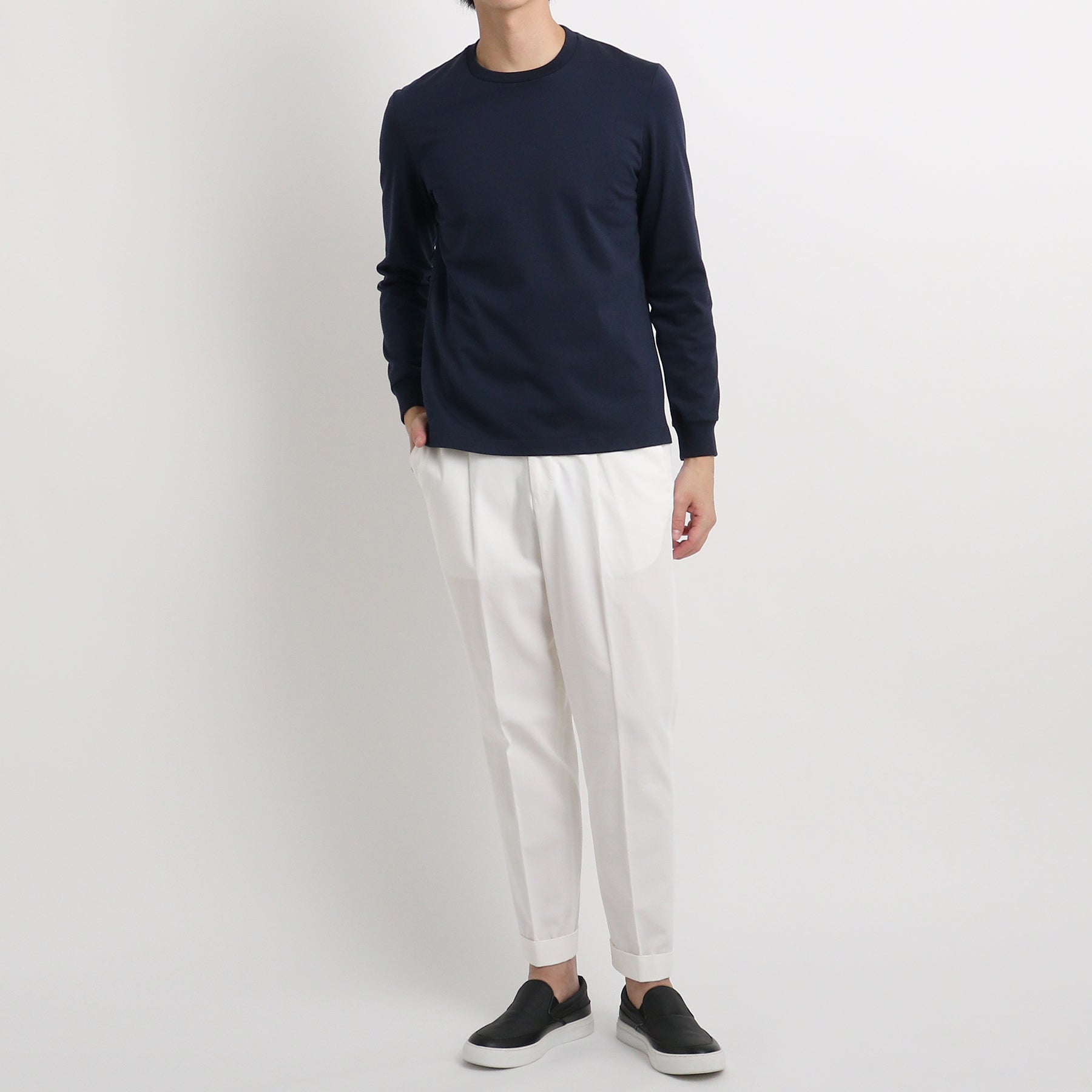 ハイブリッドコットンテーラードロングスリーブTシャツネイビーとパンツのメンズ着用画像2