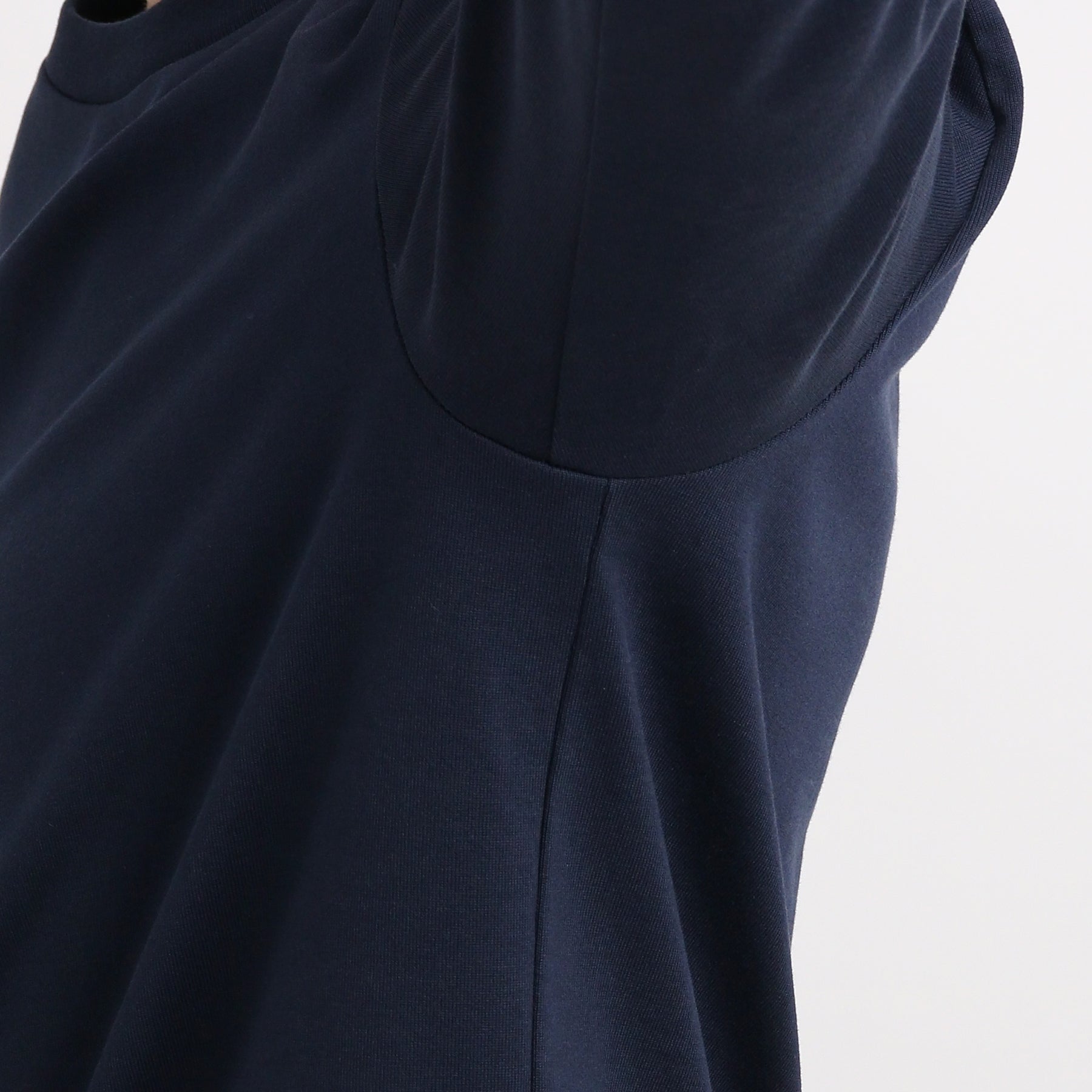 ハイブリッドコットンテーラードロングスリーブTシャツネイビーのアームホールを写したメンズ着用画像