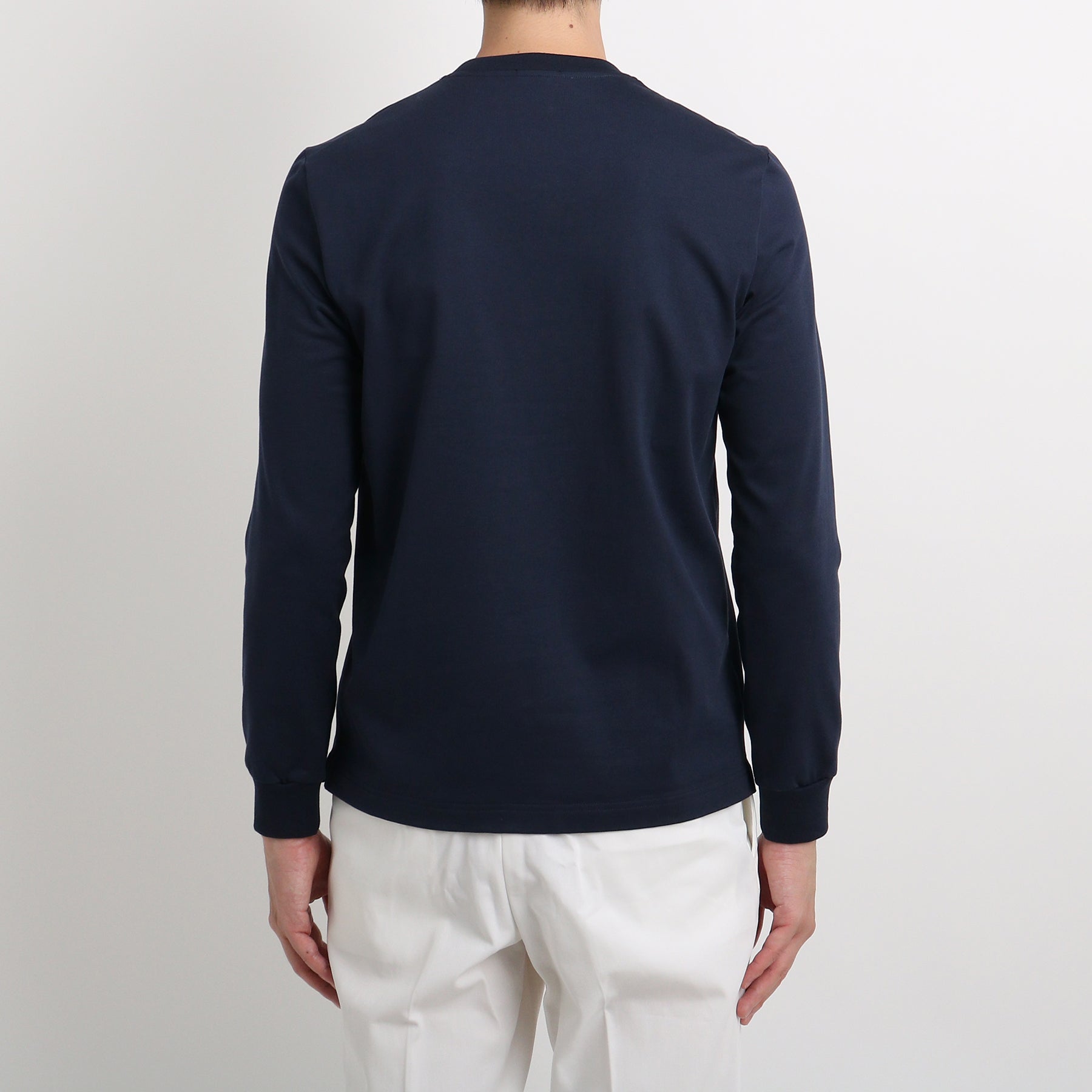 ハイブリッドコットンテーラードロングスリーブTシャツネイビーの背面を写したメンズ着用画像