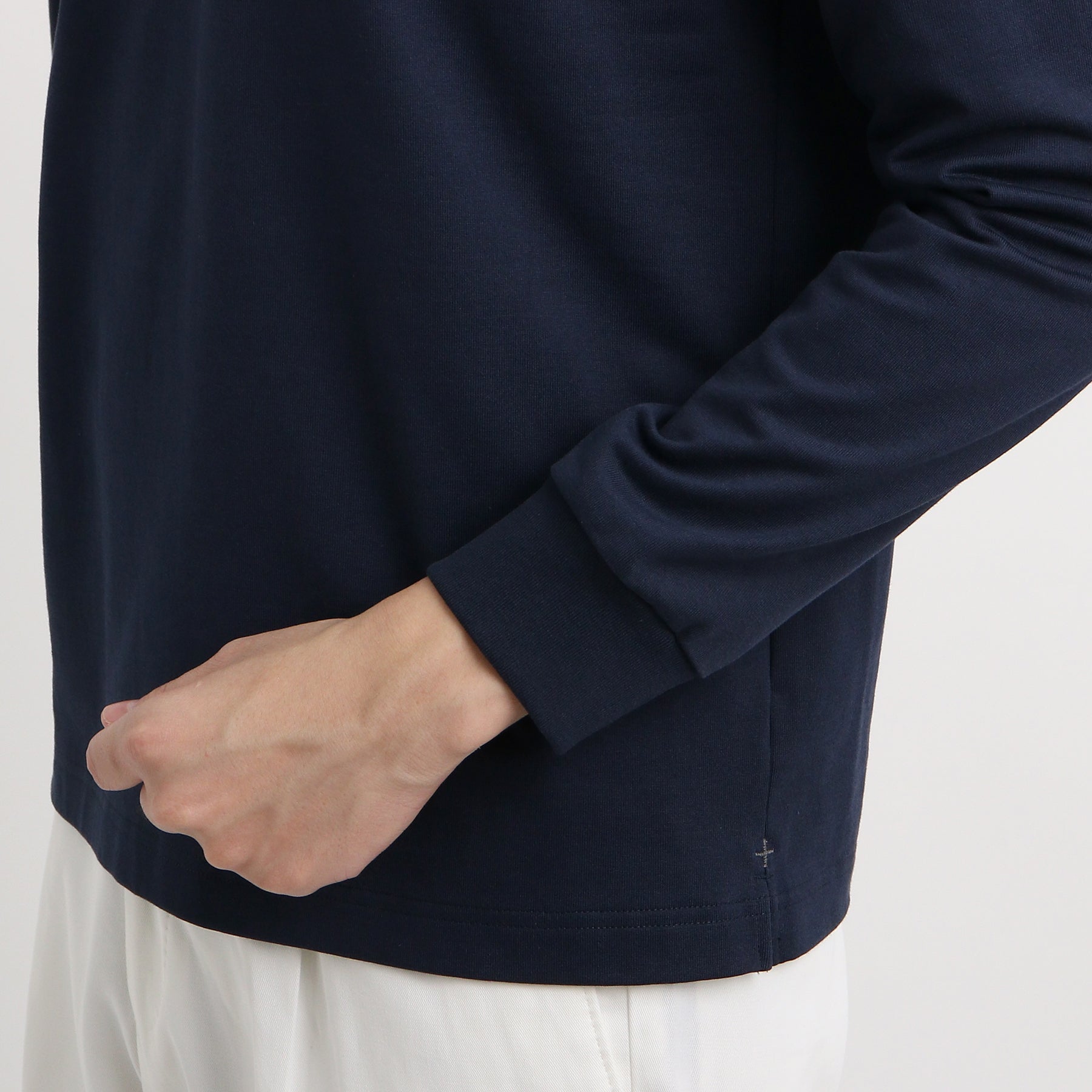 ハイブリッドコットンテーラードロングスリーブTシャツネイビーの袖を写したメンズ着用画像