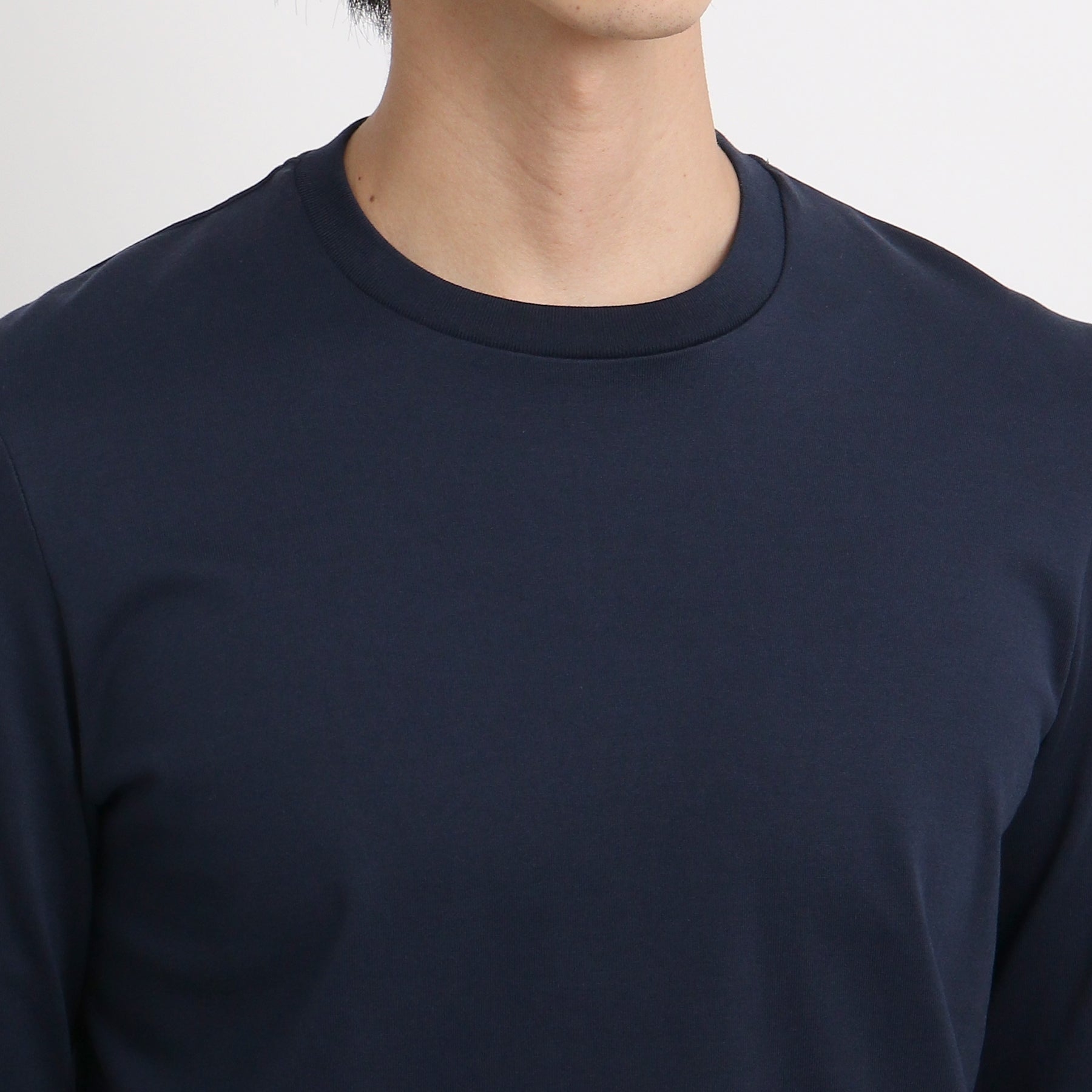 ハイブリッドコットンテーラードロングスリーブTシャツネイビーの首まわりを写したメンズ着用画像