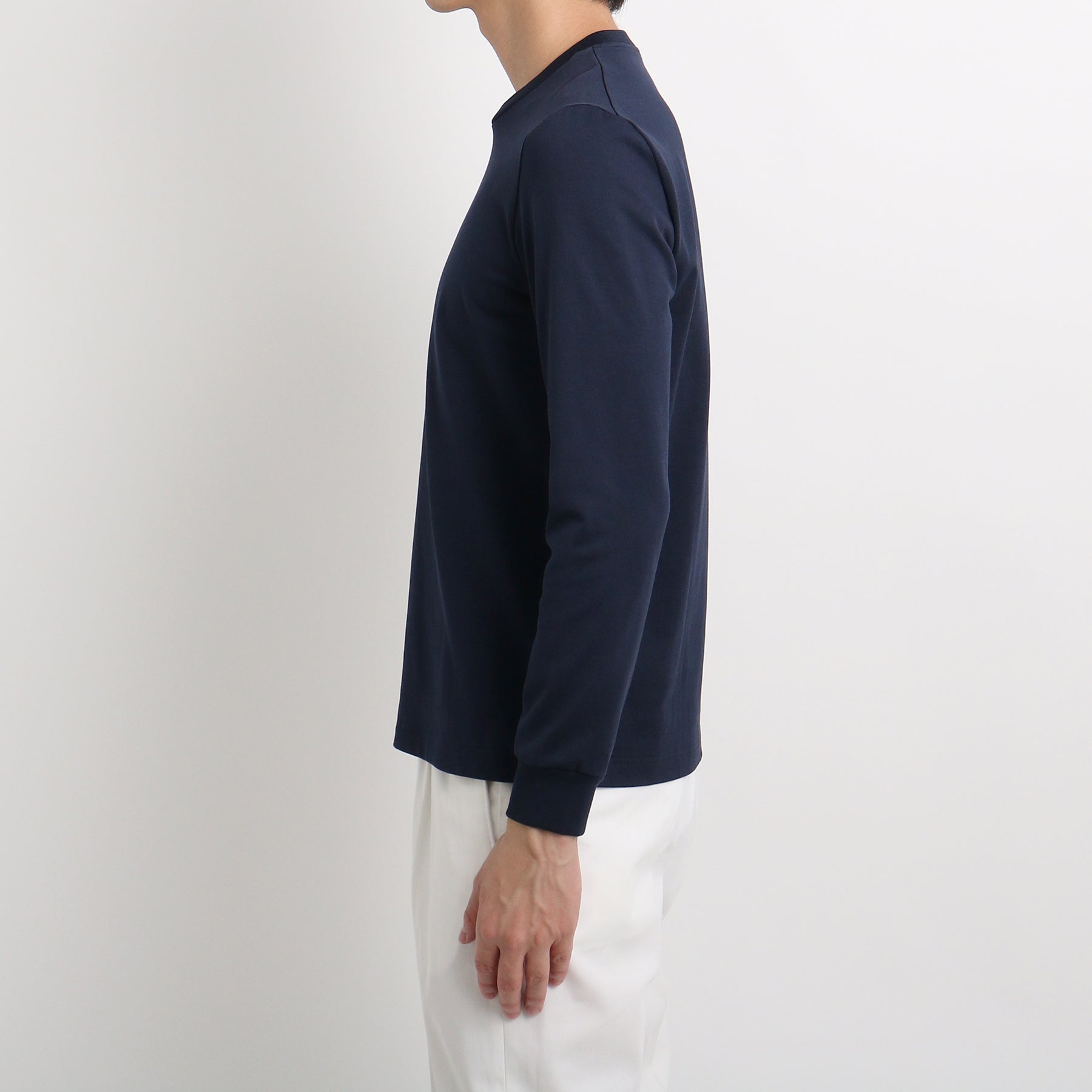 ハイブリッドコットンテーラードロングスリーブTシャツネイビーの側面を写したメンズ着用画像