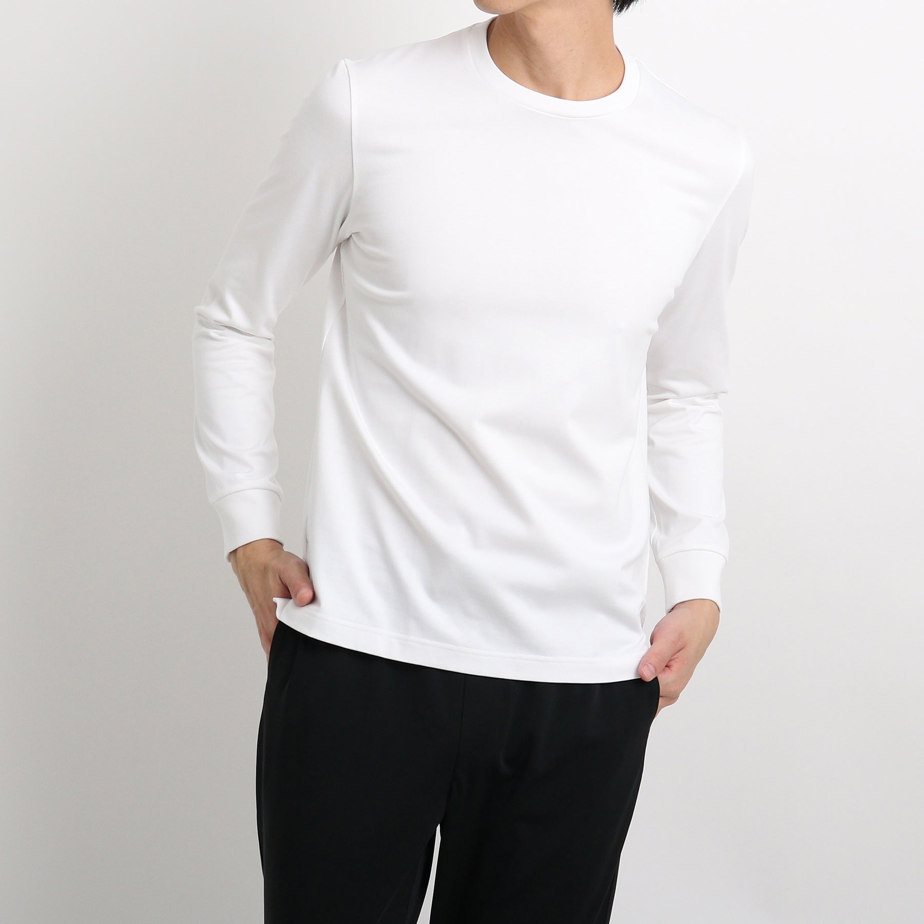 ハイブリッドコットンテーラードロングスリーブTシャツホワイトのメンズ着用画像1