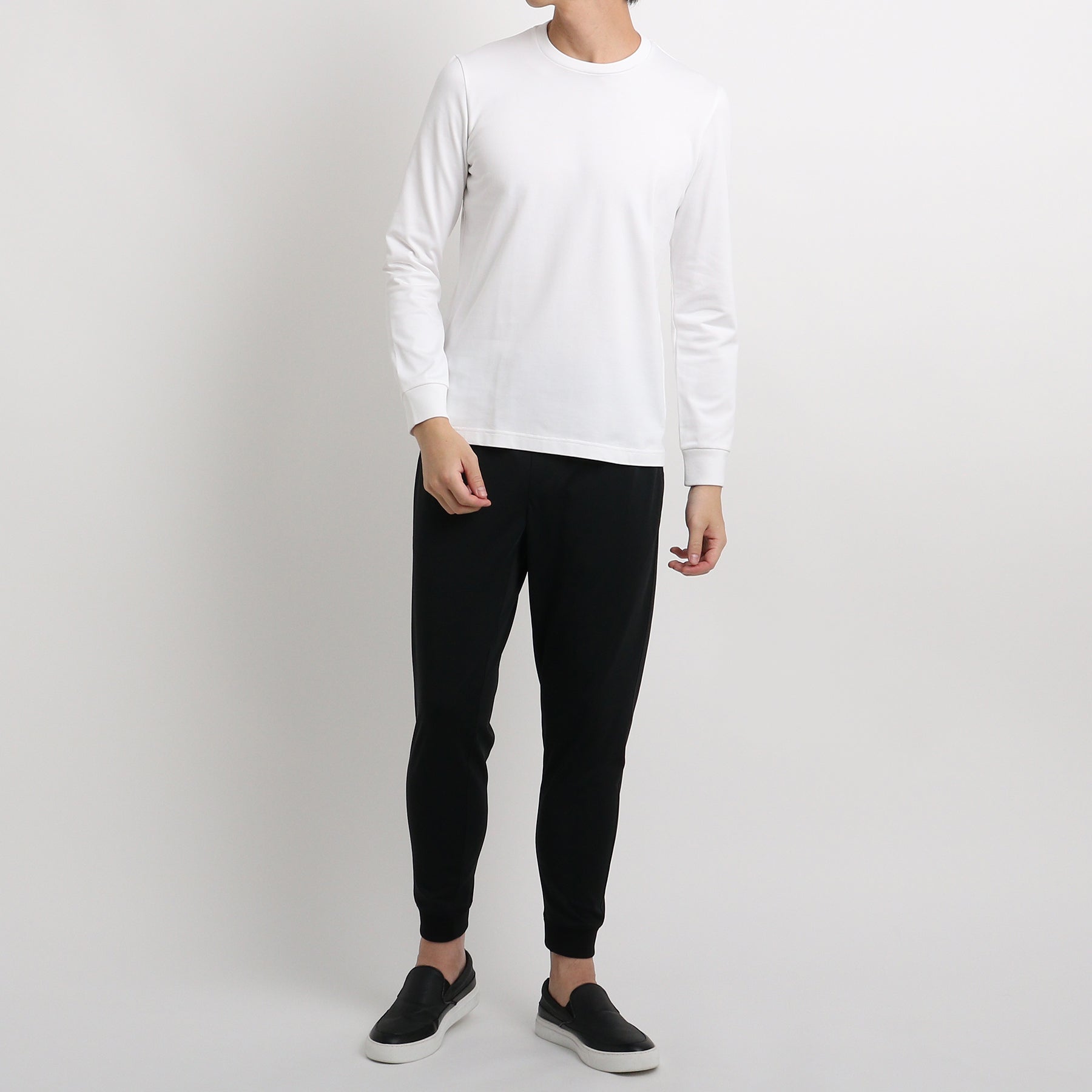 ハイブリッドコットンテーラードロングスリーブTシャツホワイトとパンツのメンズ着用画像1