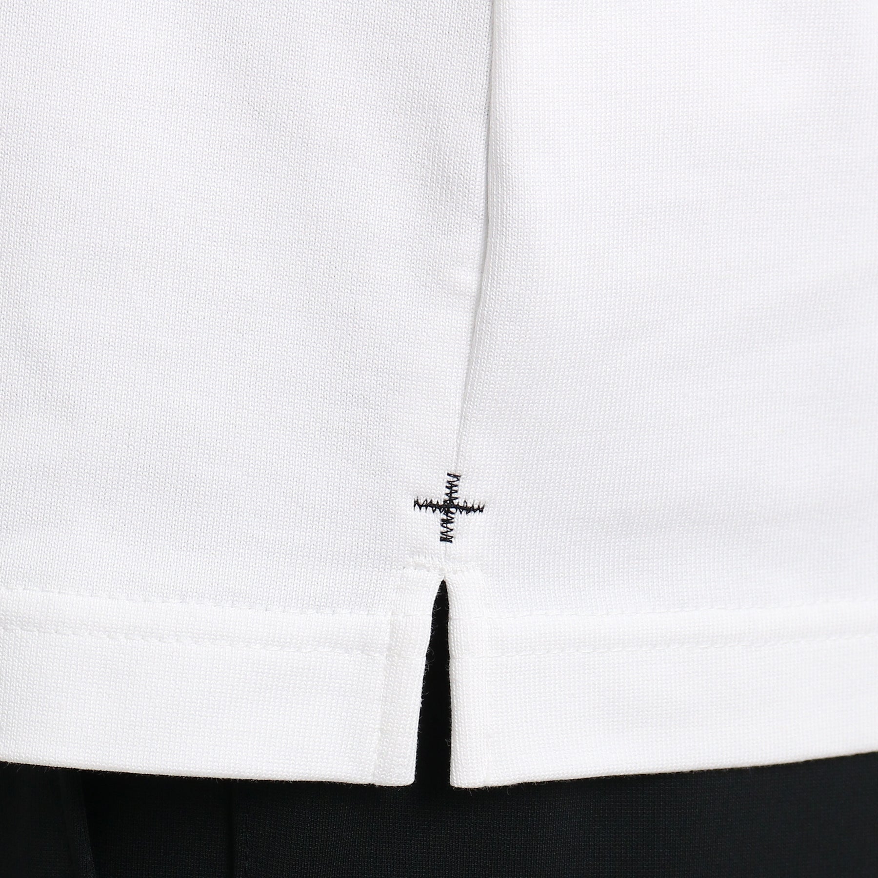 ハイブリッドコットンテーラードロングスリーブTシャツホワイトの裾を写したメンズ着用画像