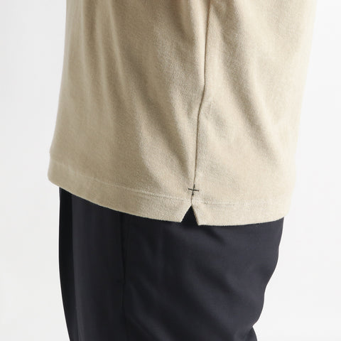 スビンプラチナムマイクロパイルスキッパーシャツトープの裾を写したメンズ着用画像