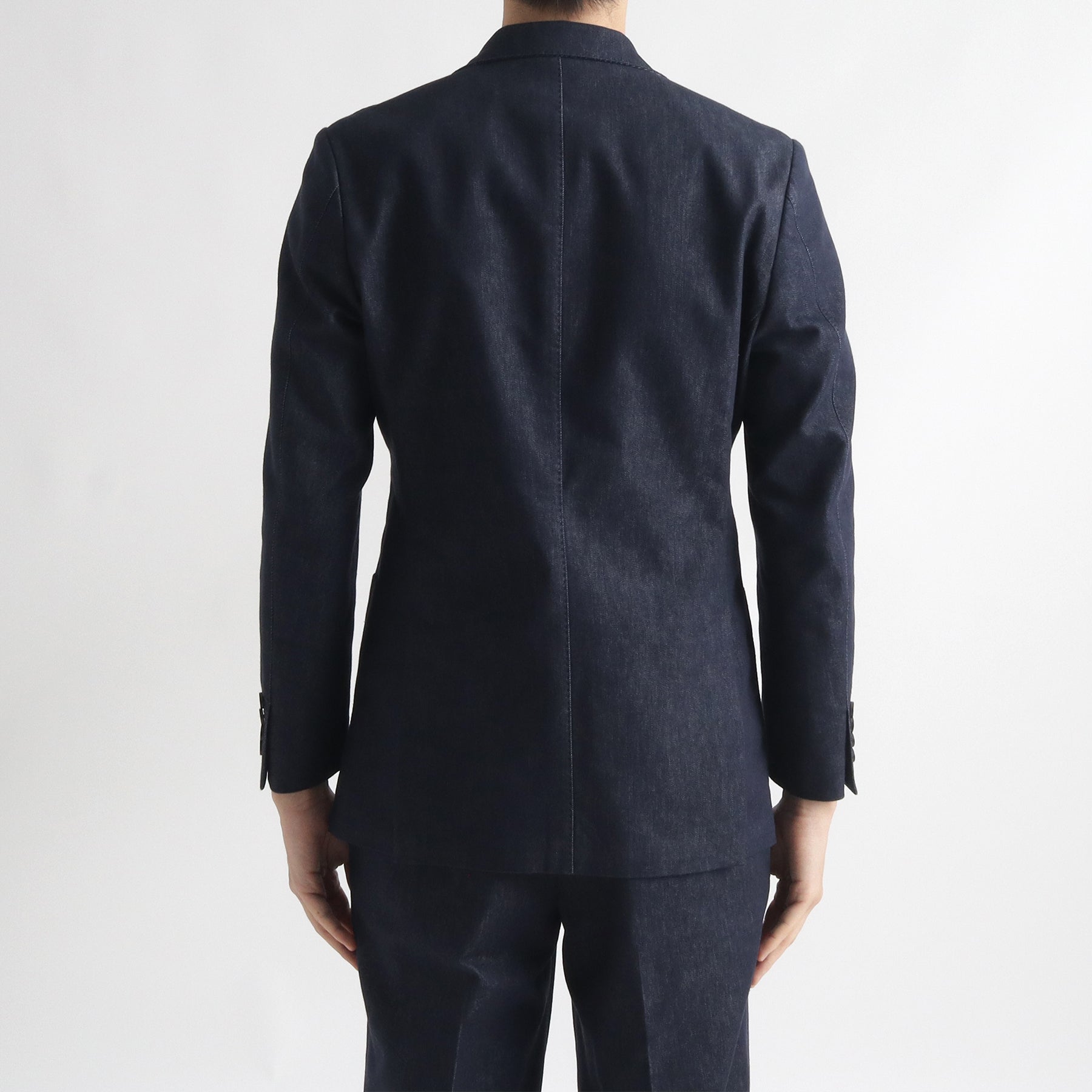 リアクティブデニム&ソロテックスジャケットインディゴの背面を写したメンズ着用画像