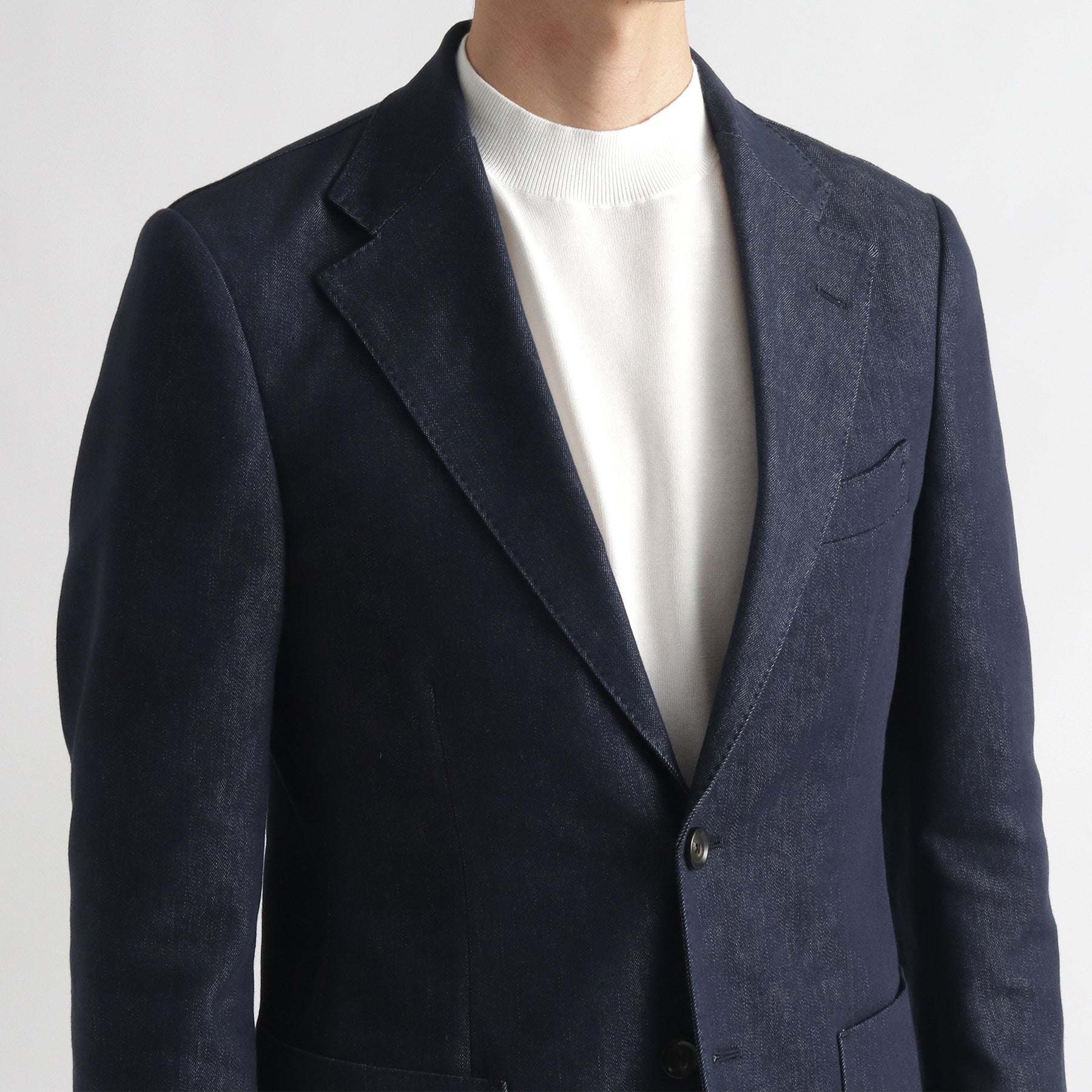 リアクティブデニム&ソロテックスジャケットインディゴの襟を写したメンズ着用画像