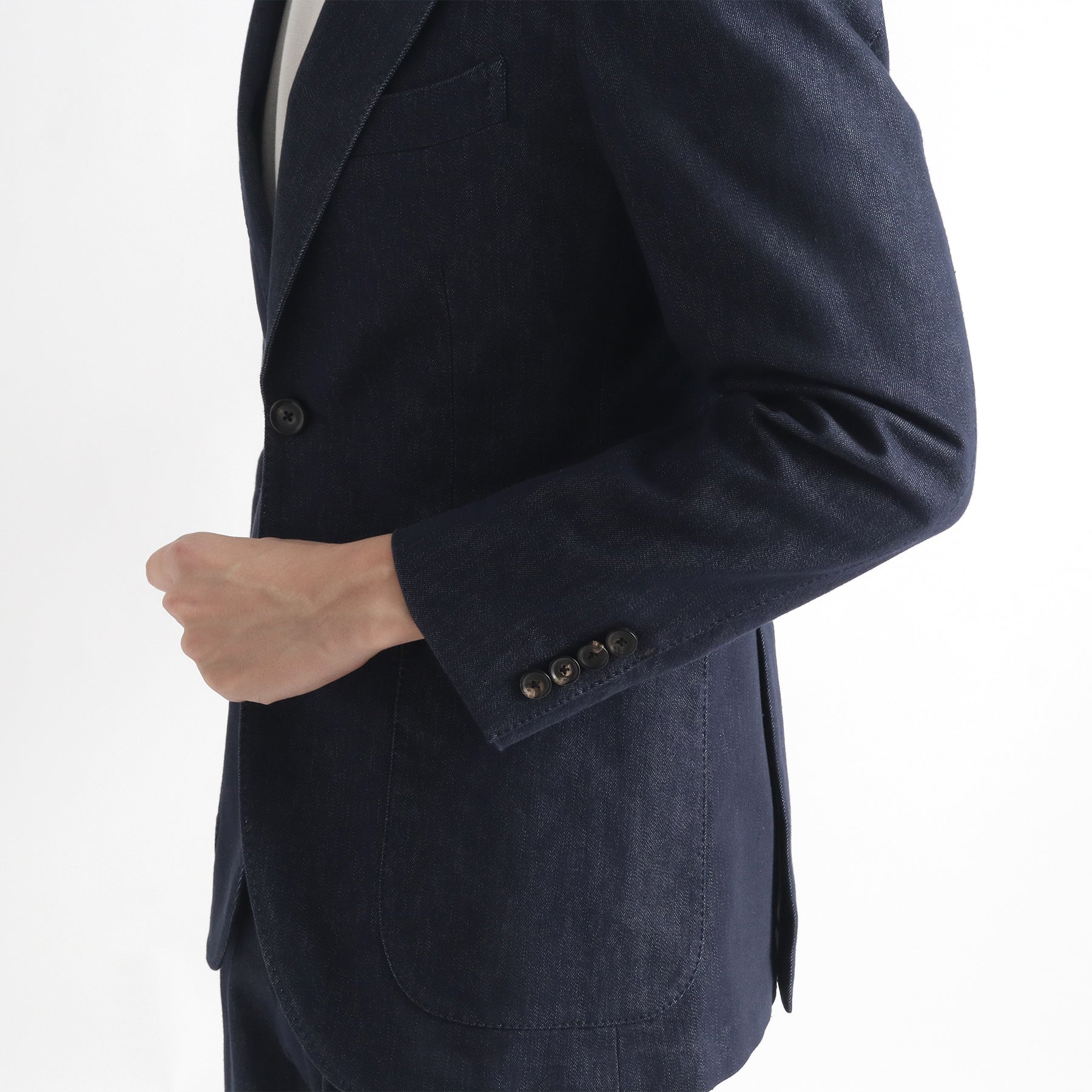 リアクティブデニム&ソロテックスジャケットインディゴの袖を写したメンズ着用画像