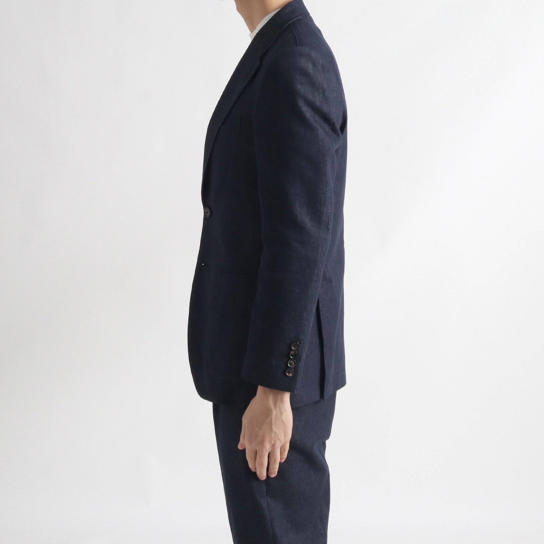 リアクティブデニム&ソロテックスジャケットインディゴの側面を写したメンズ着用画像