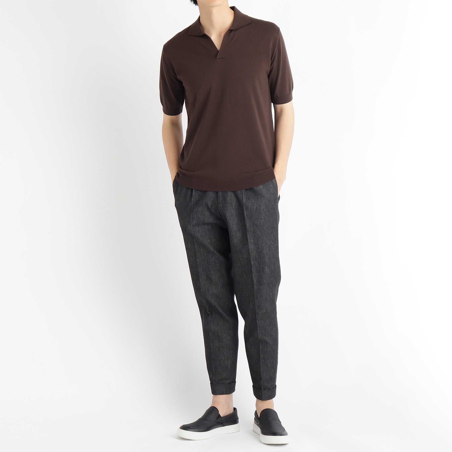 スビンプラチナムスキッパーニットオークとパンツのメンズ着用画像2