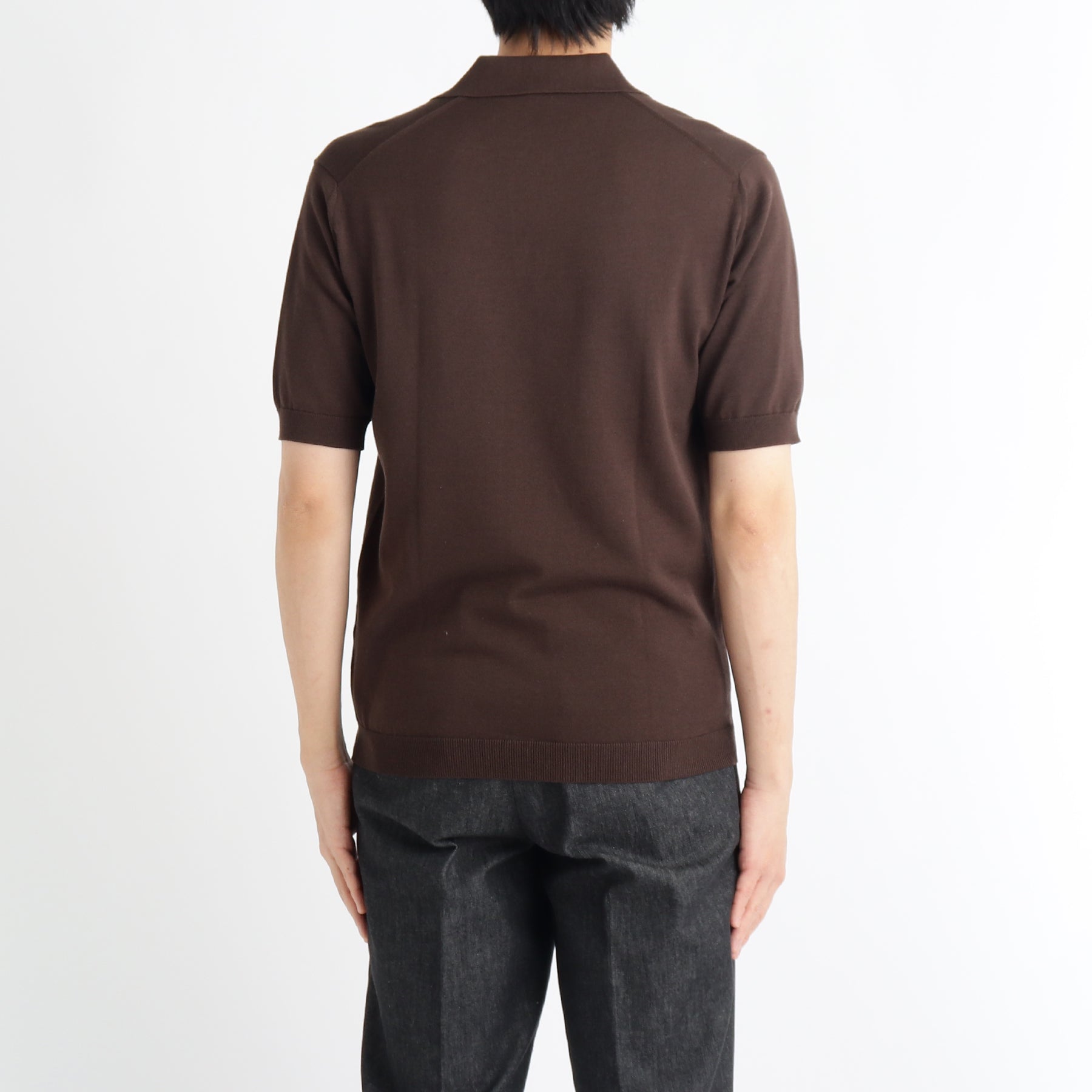 スビンプラチナムスキッパーニットオークの背面を写したメンズ着用画像