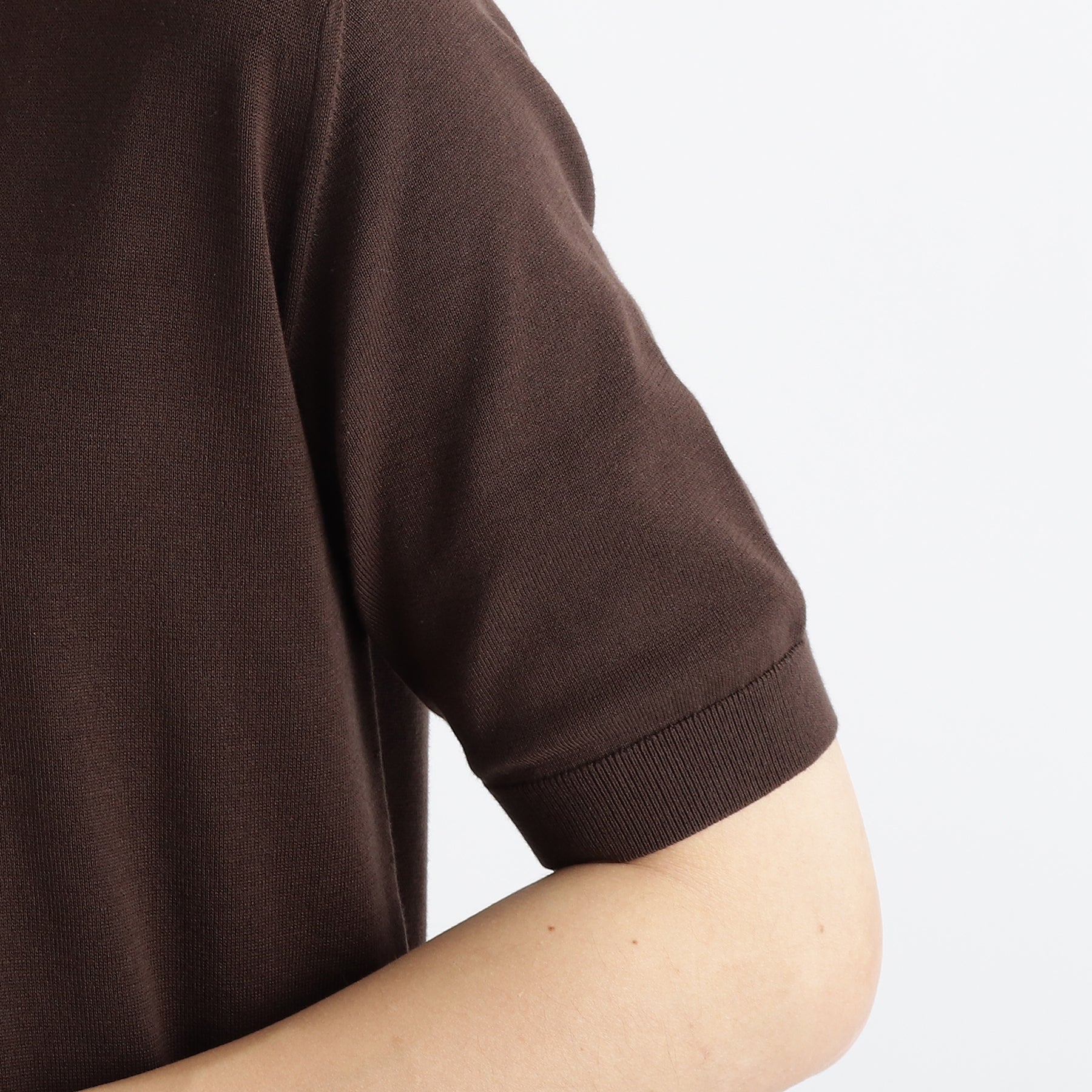 スビンプラチナムスキッパーニットオークの袖を写したメンズ着用画像