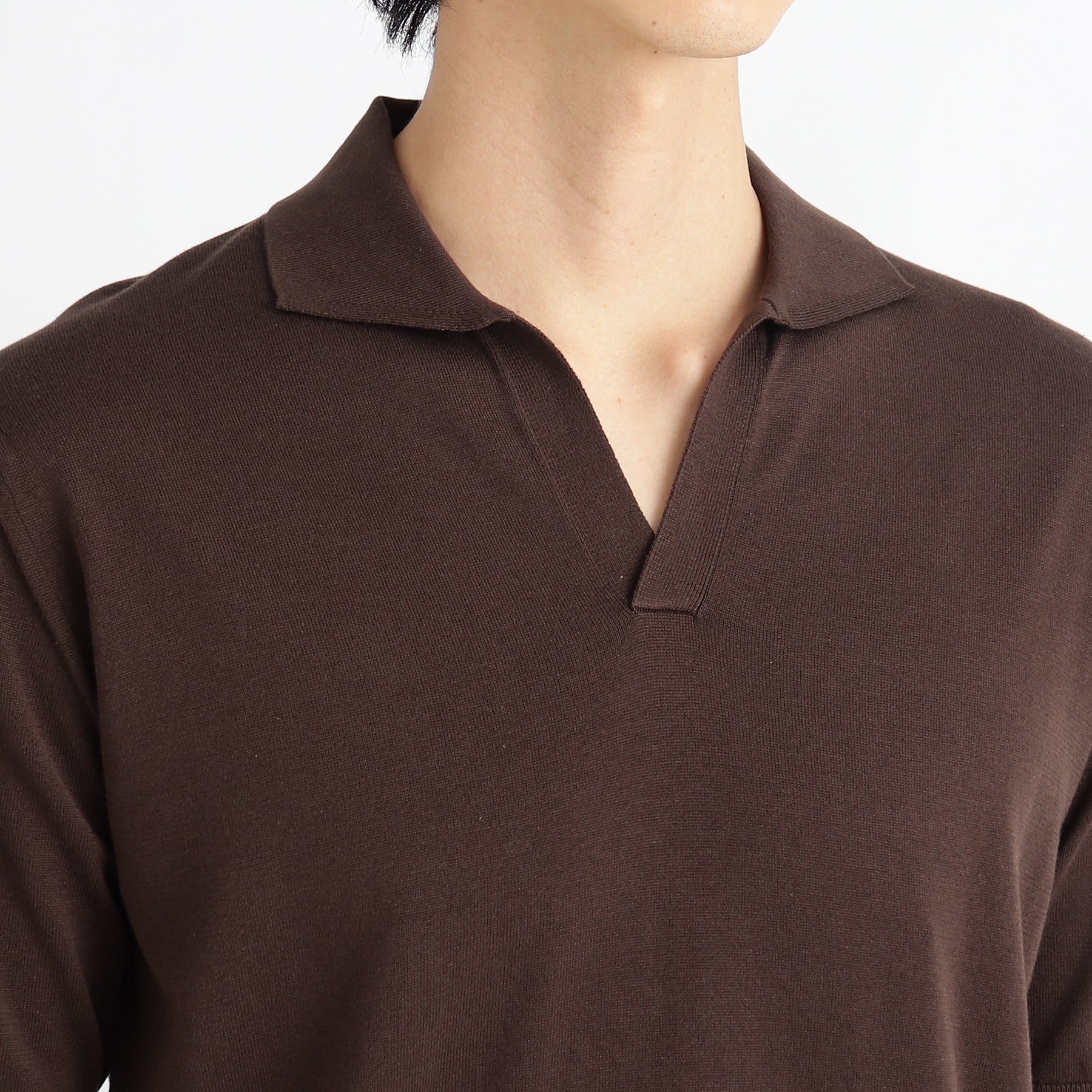 スビンプラチナムスキッパーニットオークの首まわりを写したメンズ着用画像