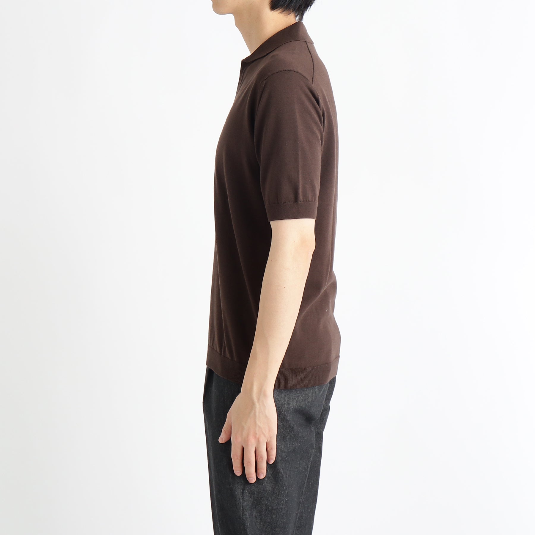 スビンプラチナムスキッパーニットオークの側面を写したメンズ着用画像