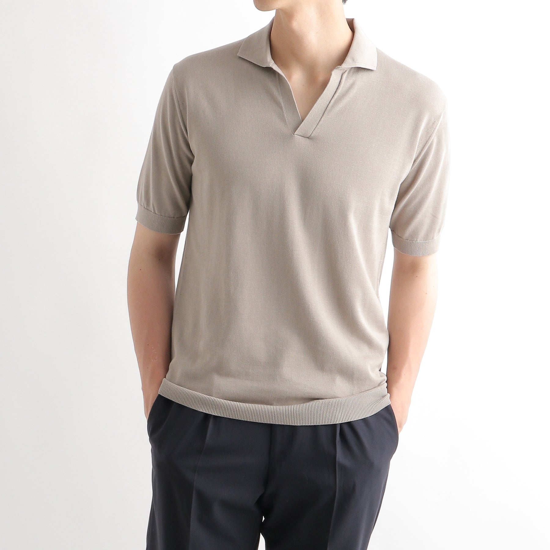 スビンプラチナムスキッパーニットサンドのメンズ着用画像1